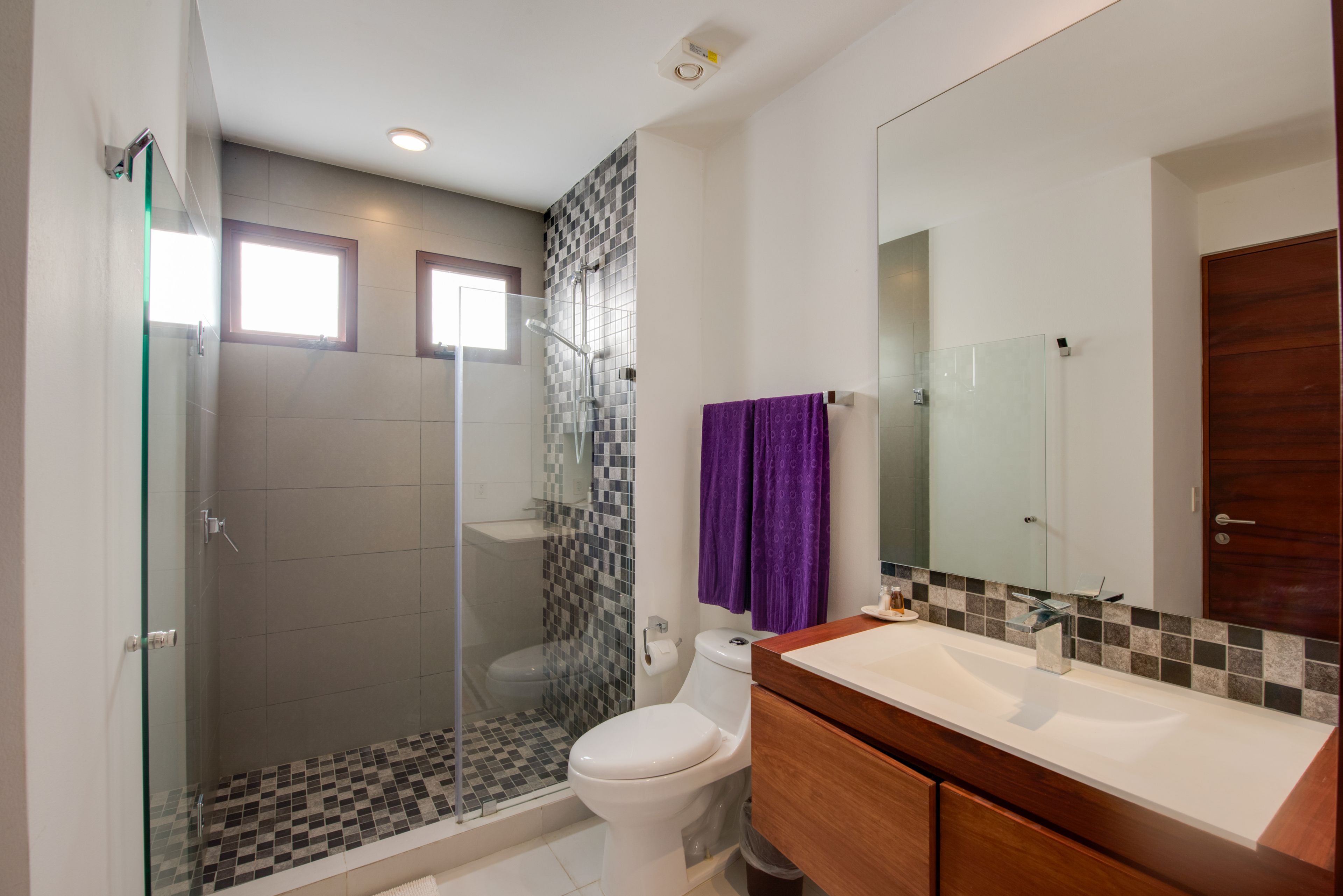 Full Bathroom | Towels Provided