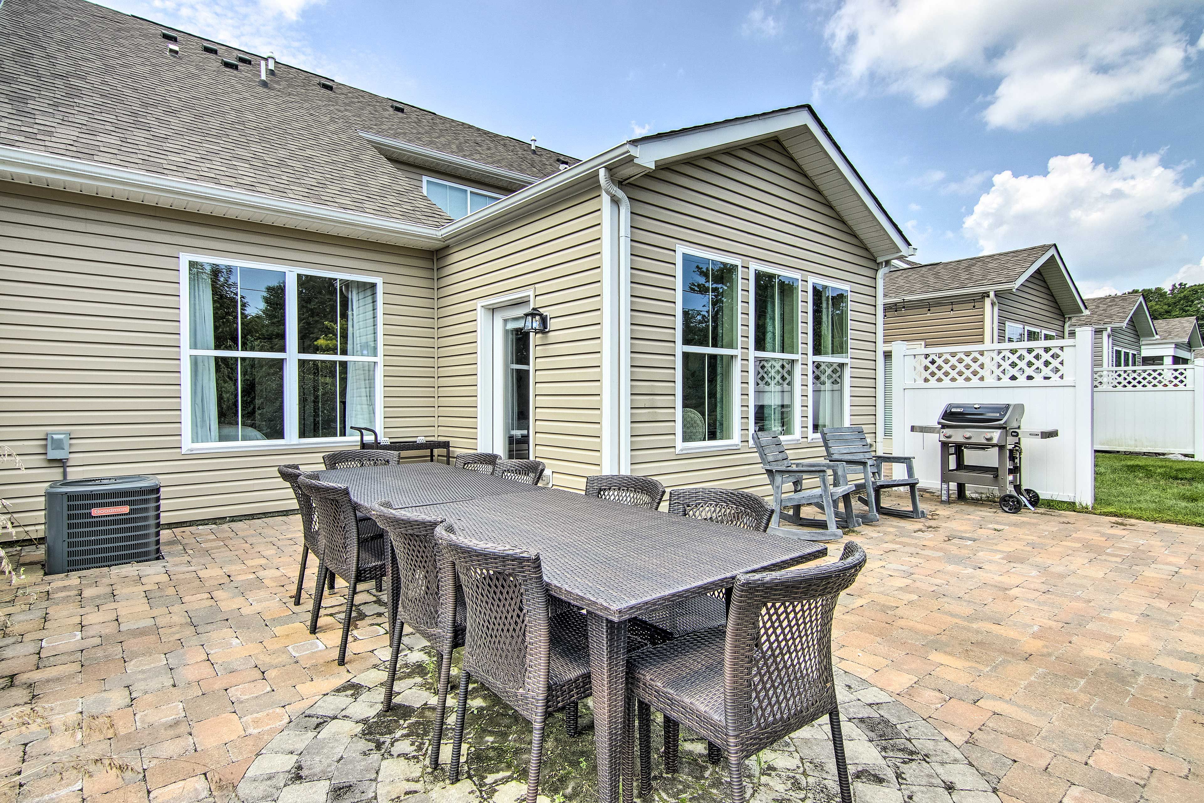 Dining Area | Gas Grill