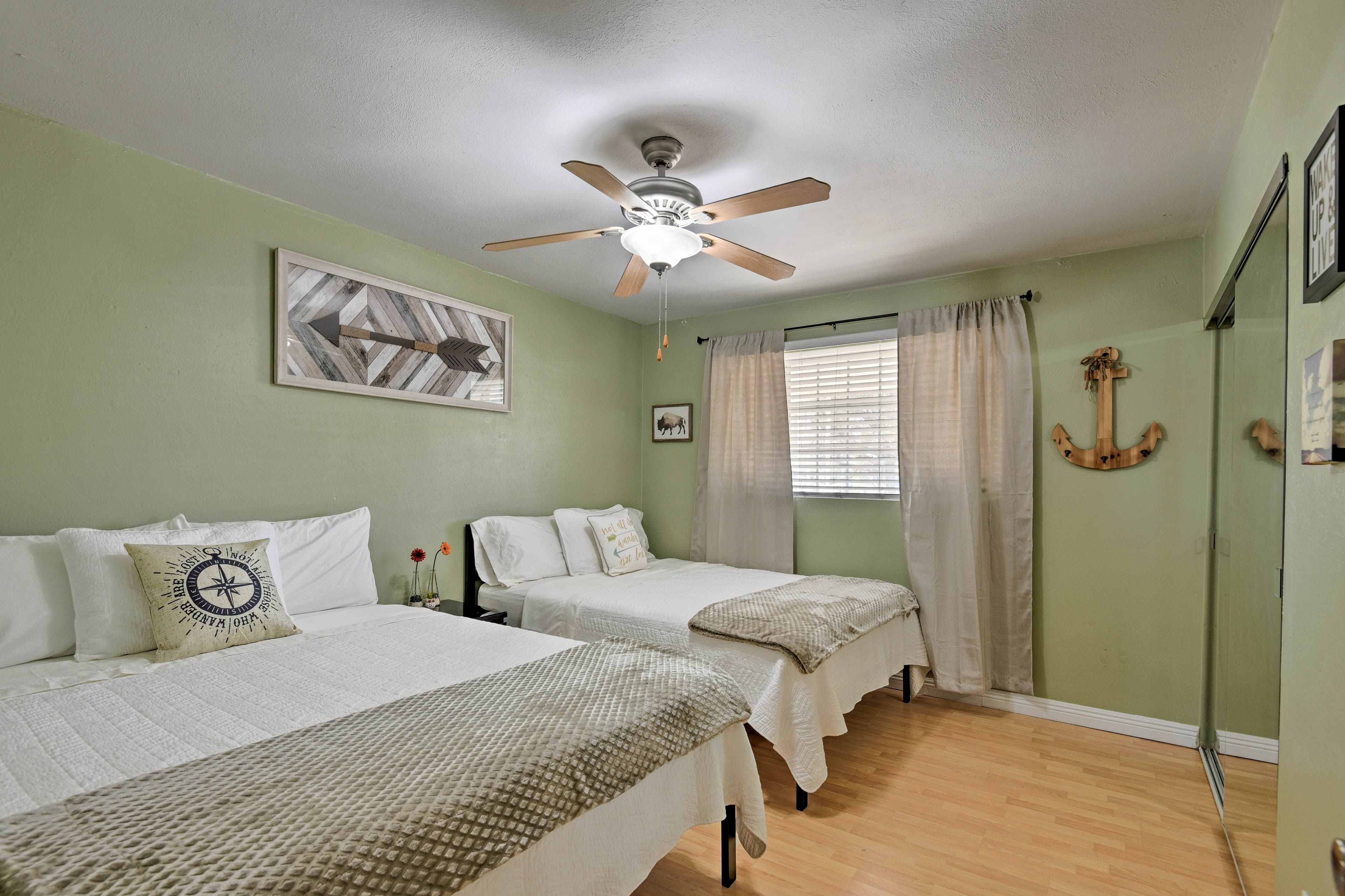 This room hosts 2 queen beds.