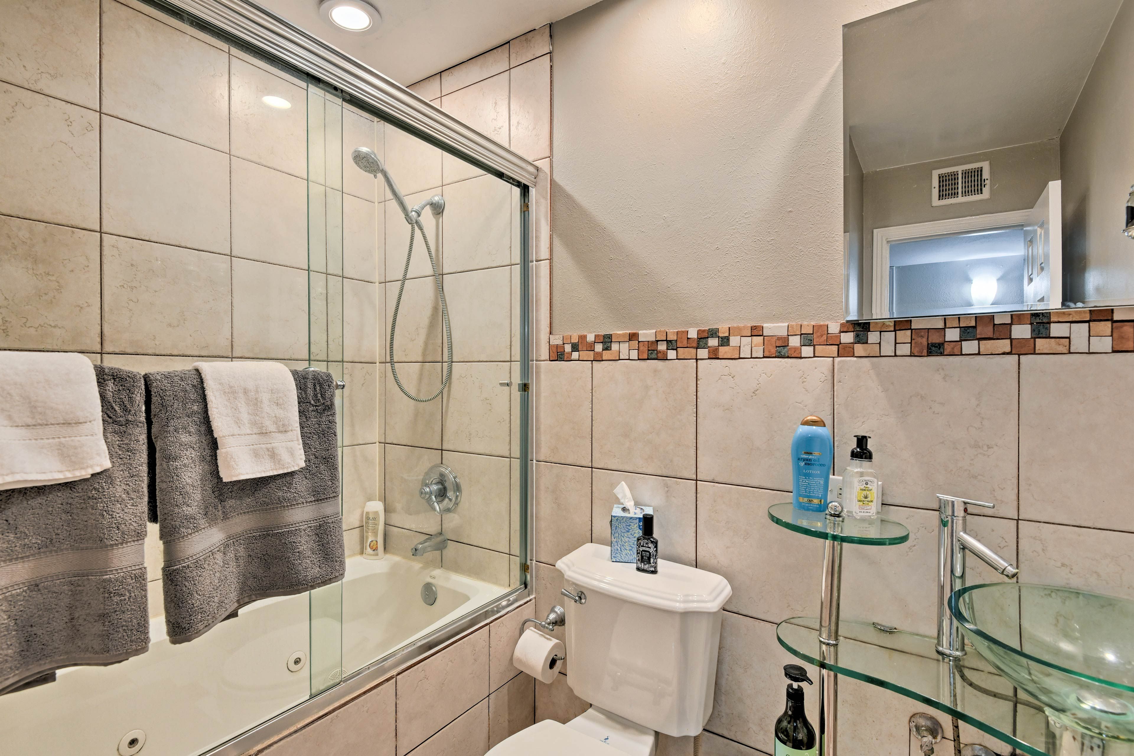 Rinse off with this detachable showerhead.