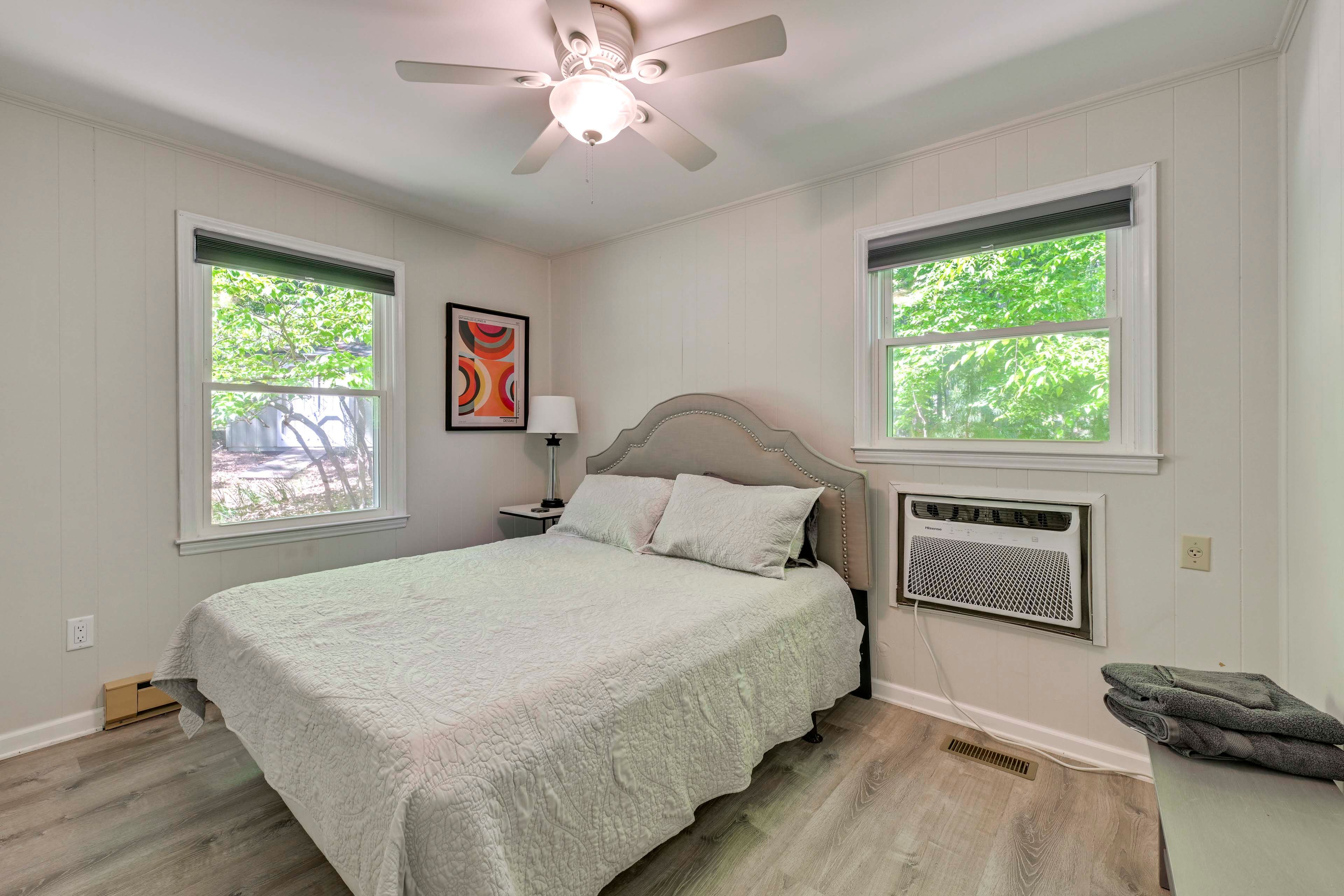 Bedroom 1 | Queen Bed