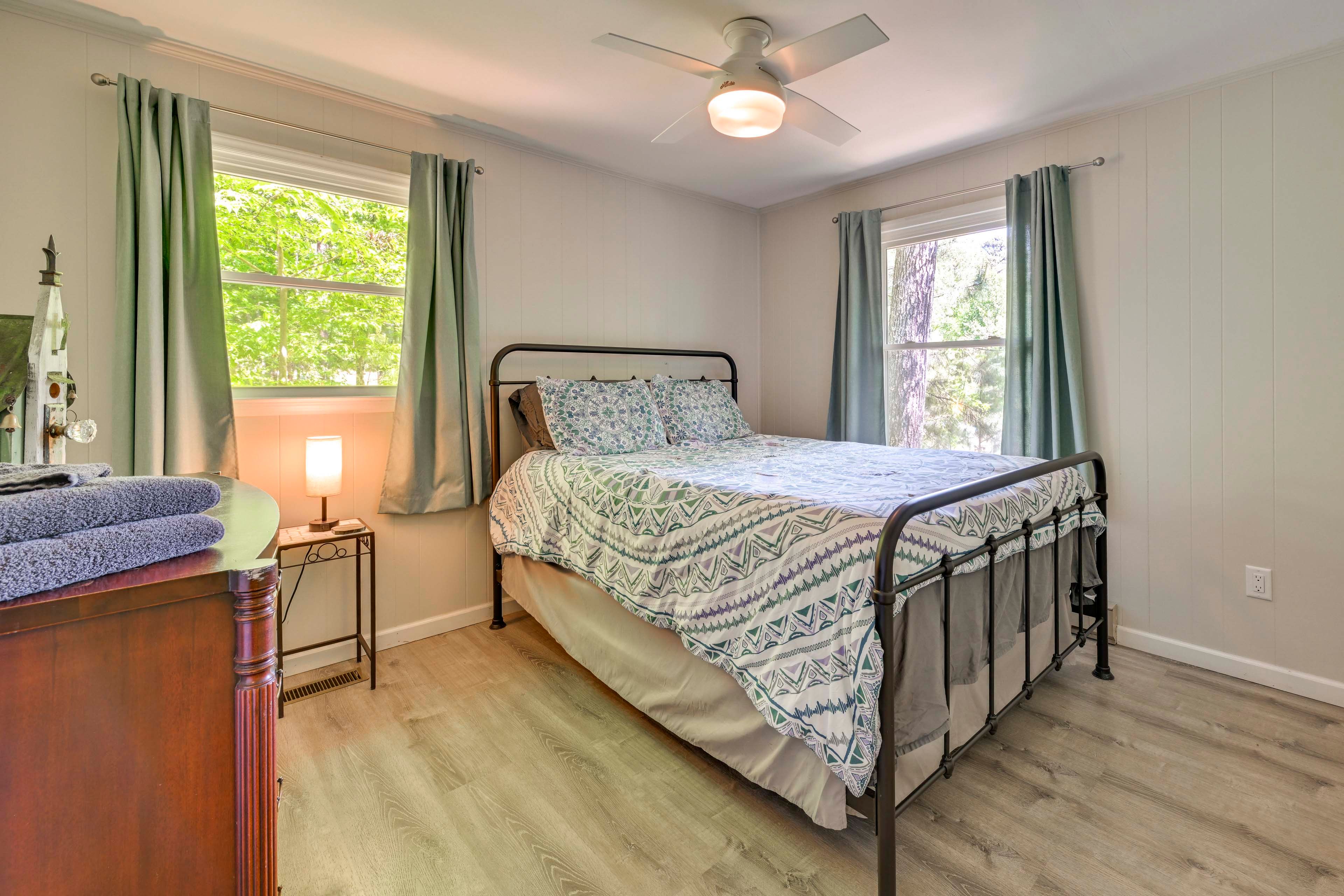 Bedroom 2 | Queen Bed