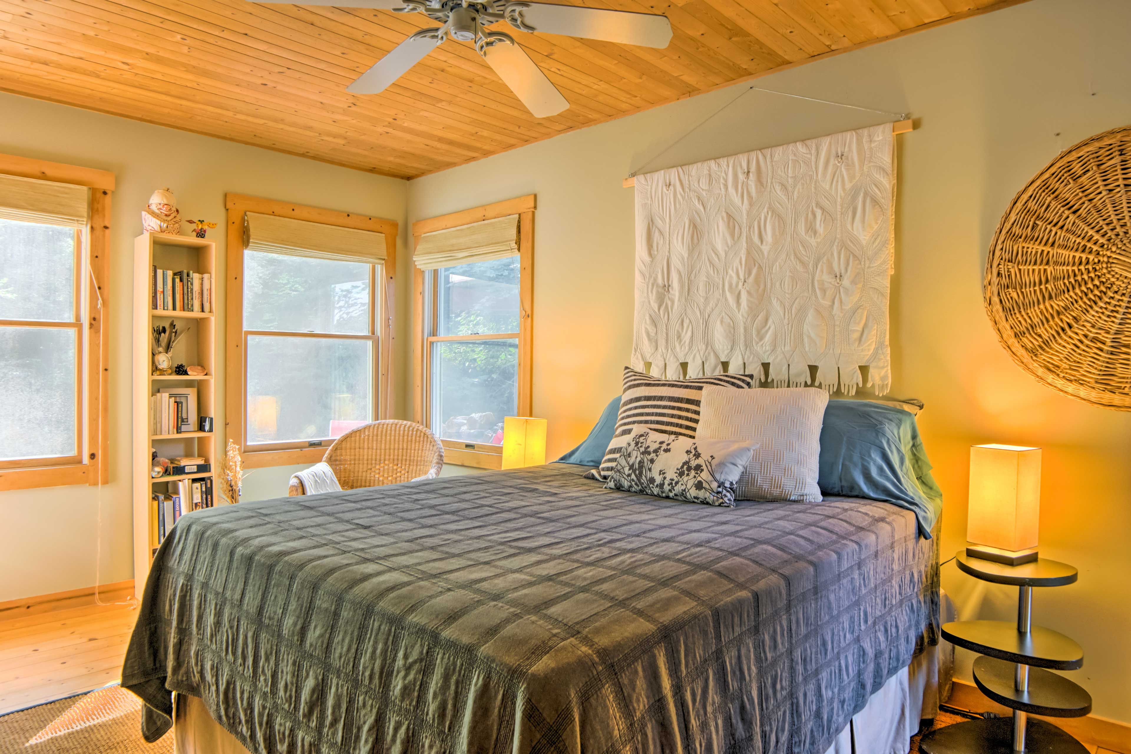 Bedroom 2 | Queen Bed