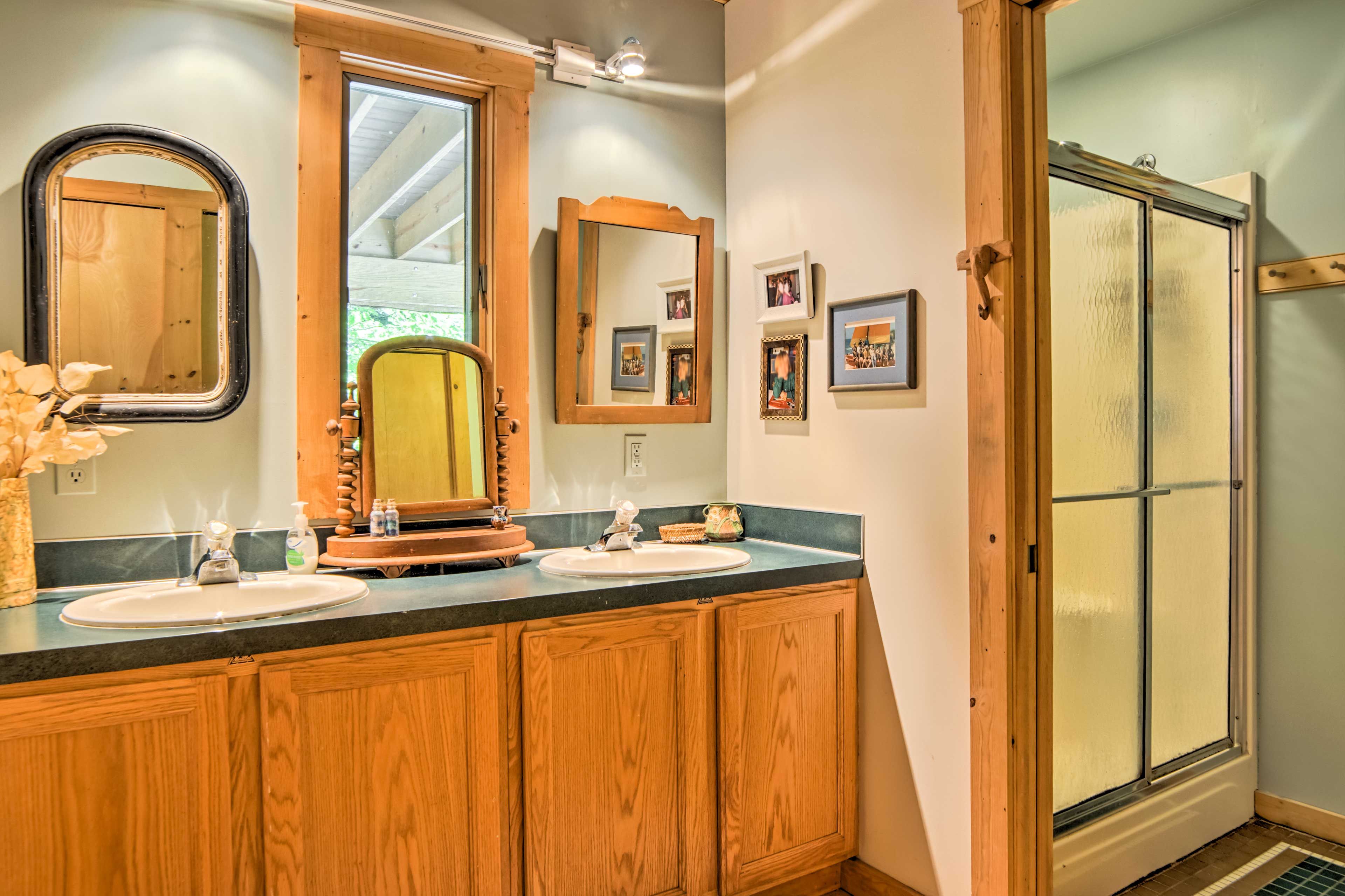 Full Bathroom | Towels Provided