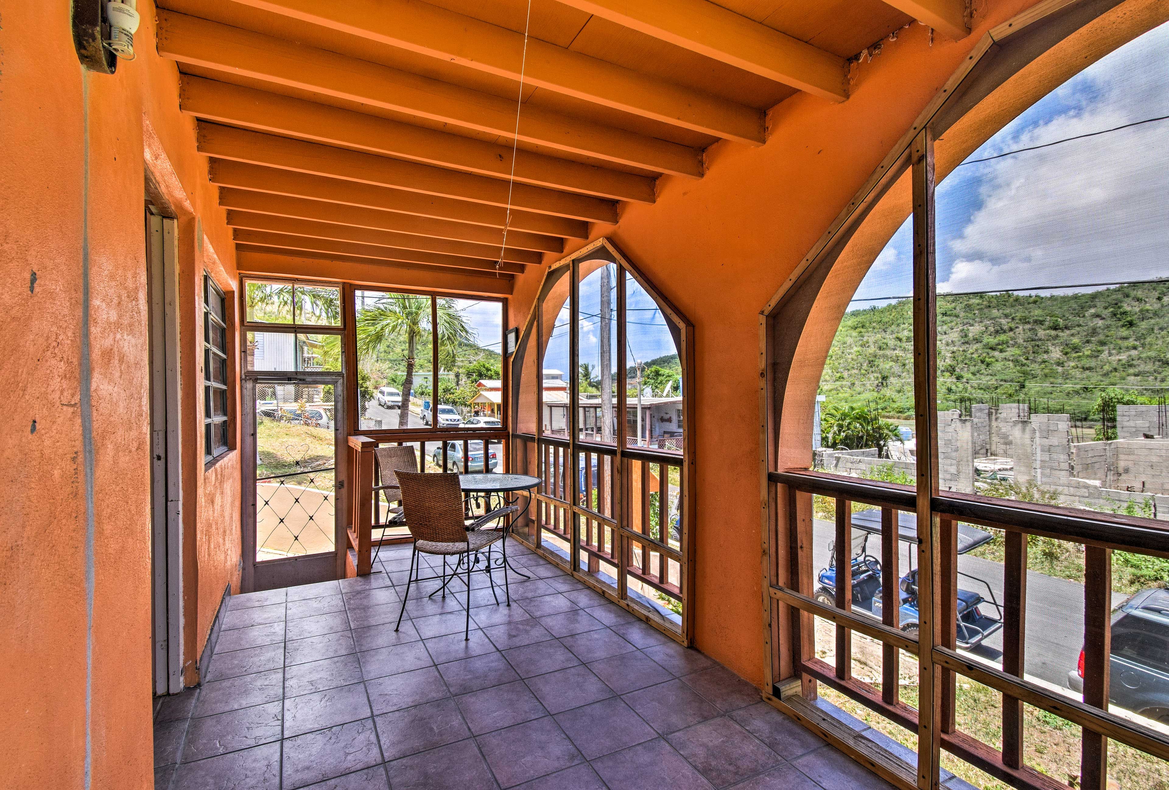 Dine al fresco in the screened-in lanai.
