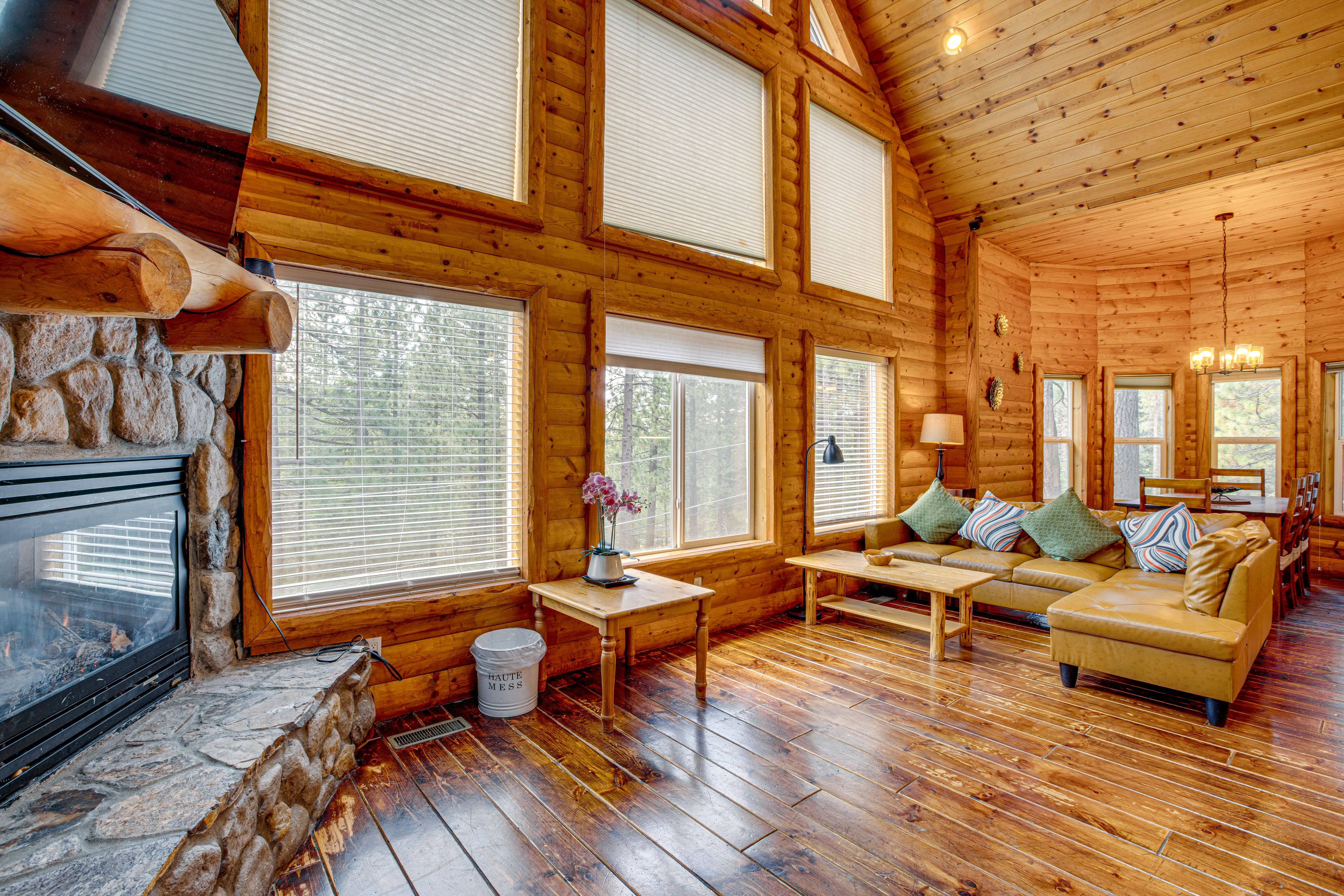 Living Room | Central Heating | Free WiFi | Gas Fireplace