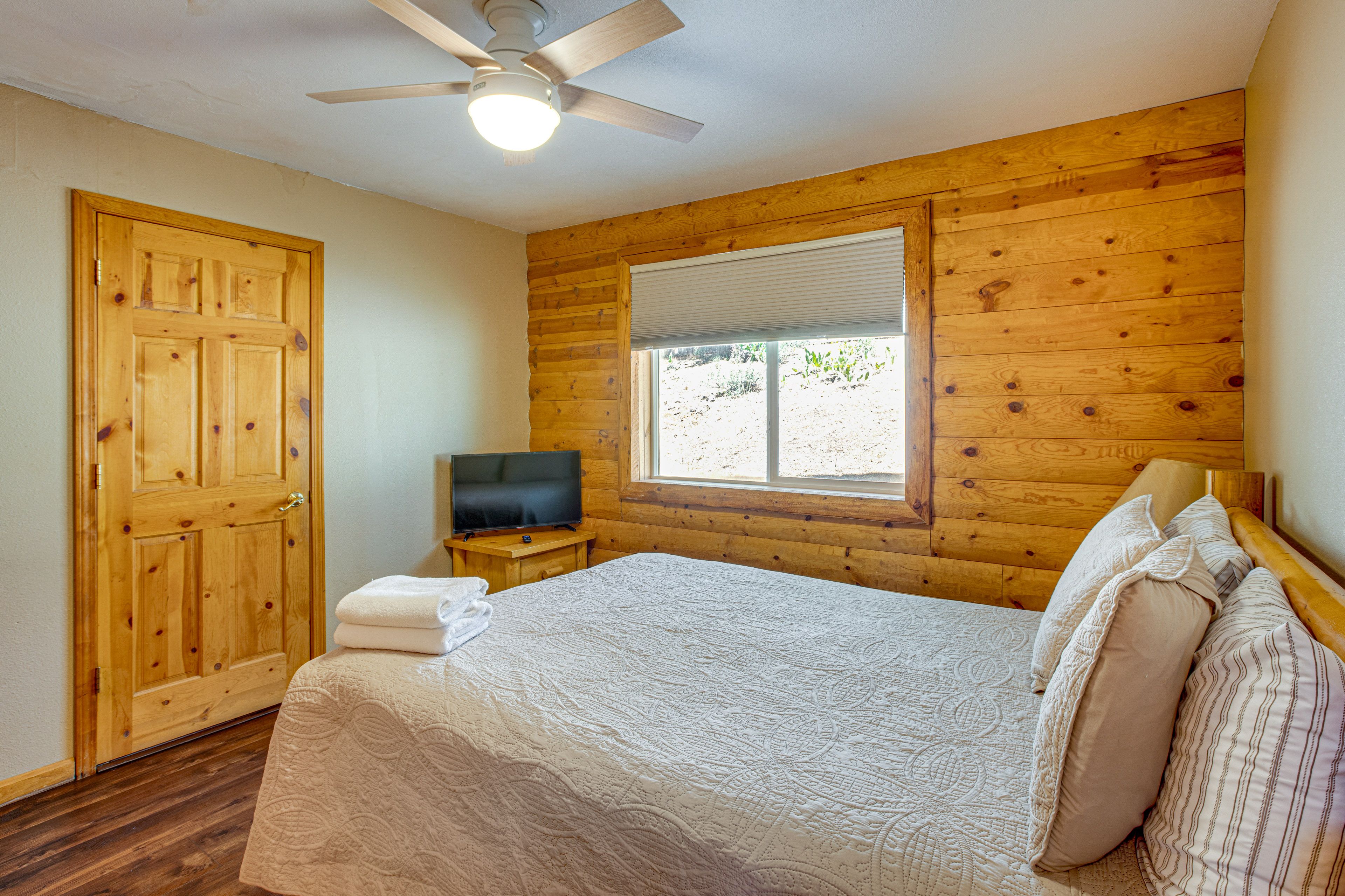 Bedroom 1 | King Bed | Folding Ottoman
