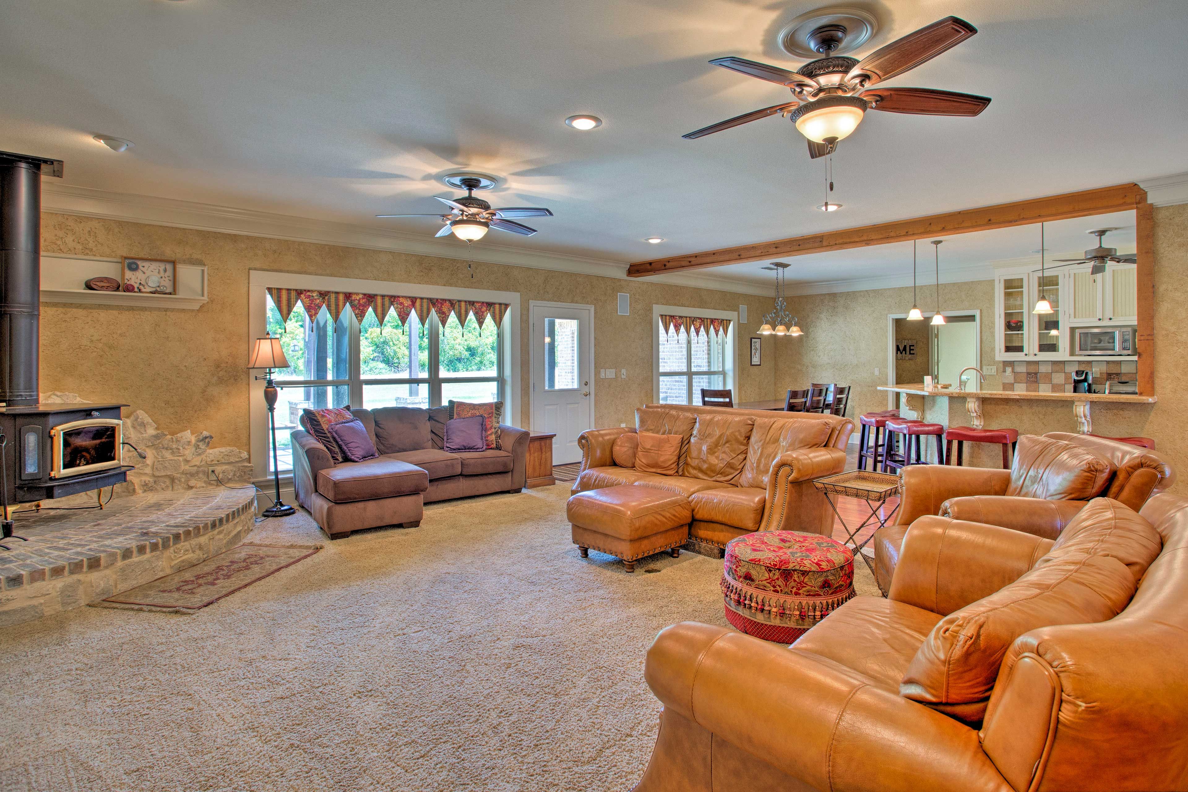Living Room | Central A/C & Heating | Cable TV | Free WiFi