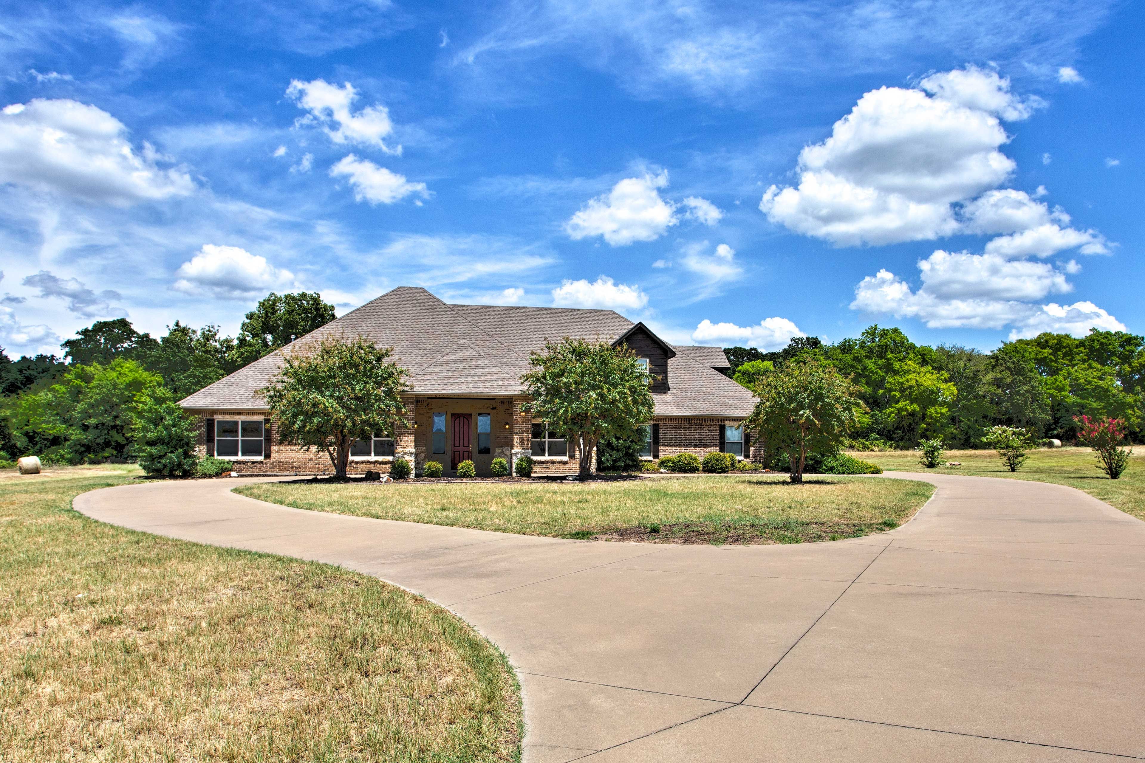 Lindale Vacation Rental | 5BR | 2.5BA | Step-Free Access | 4,300 Sq Ft