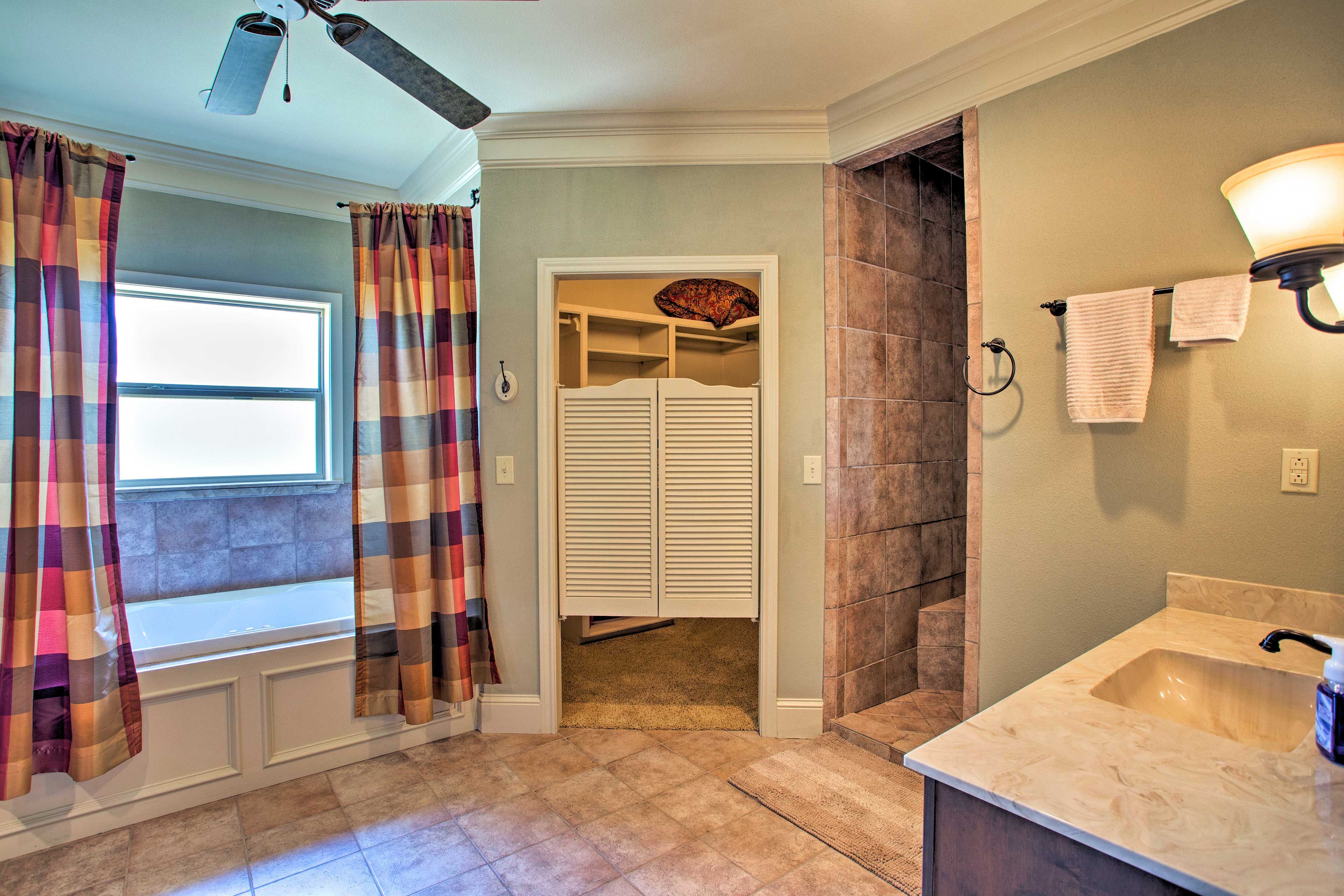 En-Suite Bathroom | Linens & Towels | Walk-In Closet