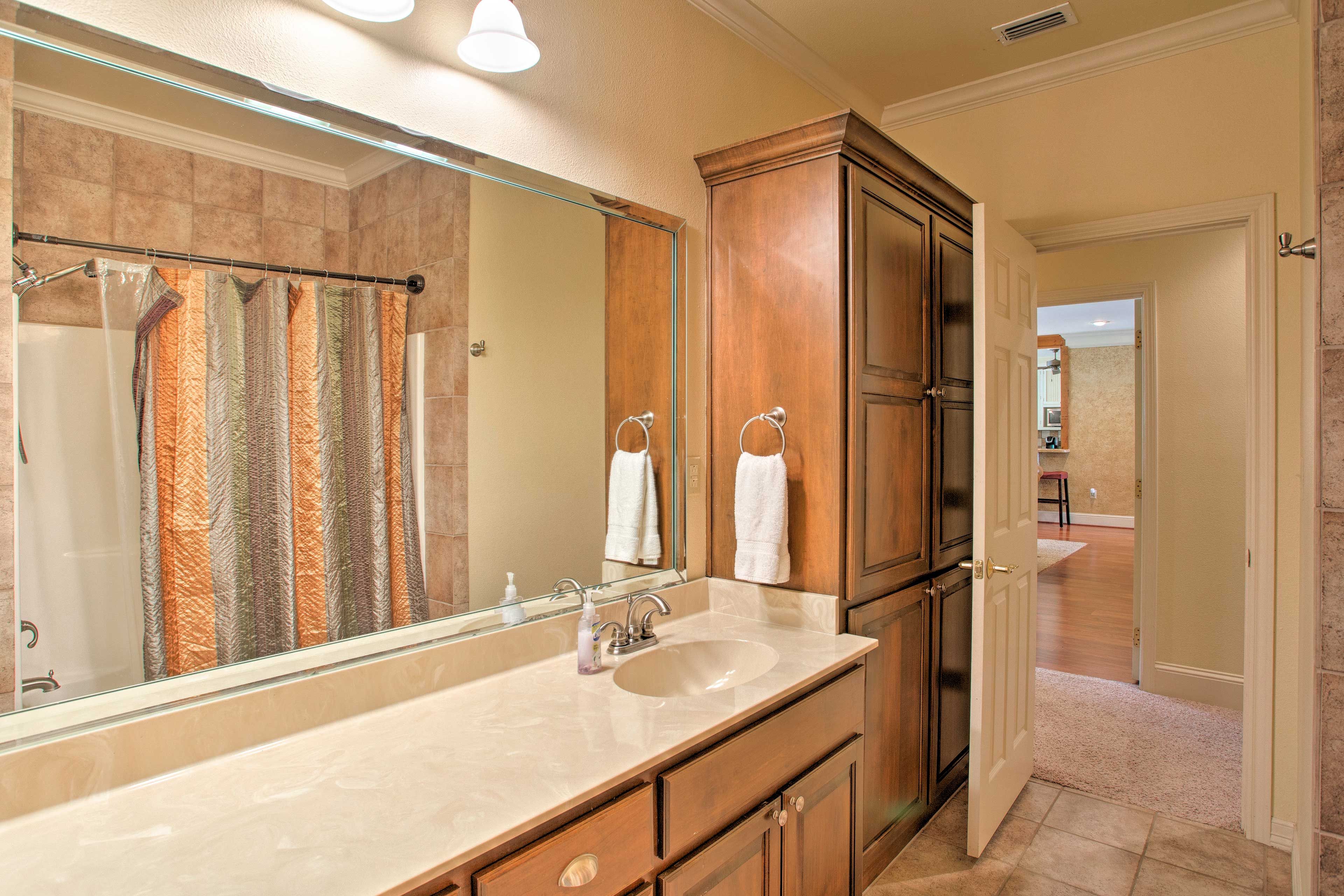 Full Bathroom | Complimentary Toiletries