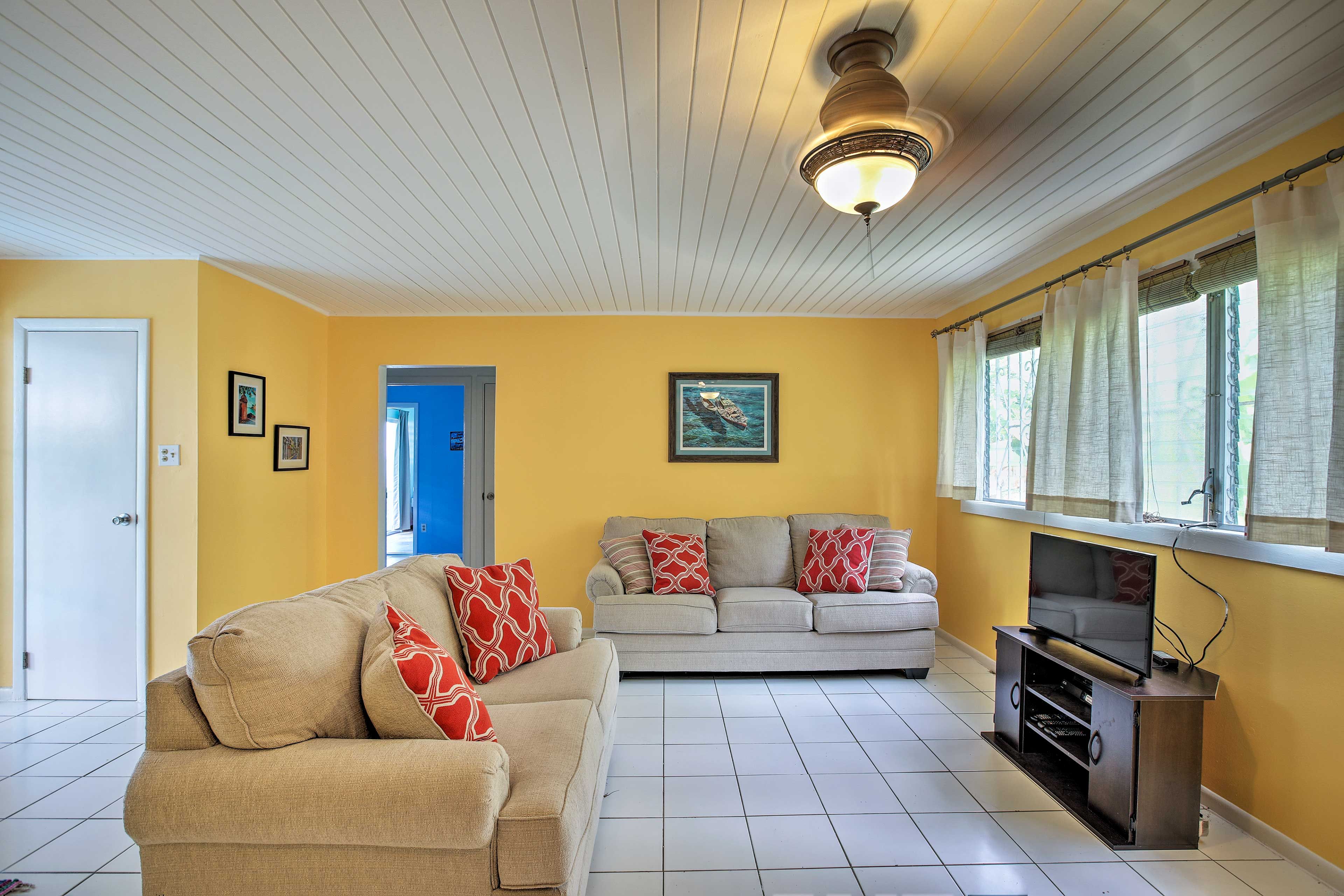 Living Room | Central A/C | Cable TV | Free WiFi