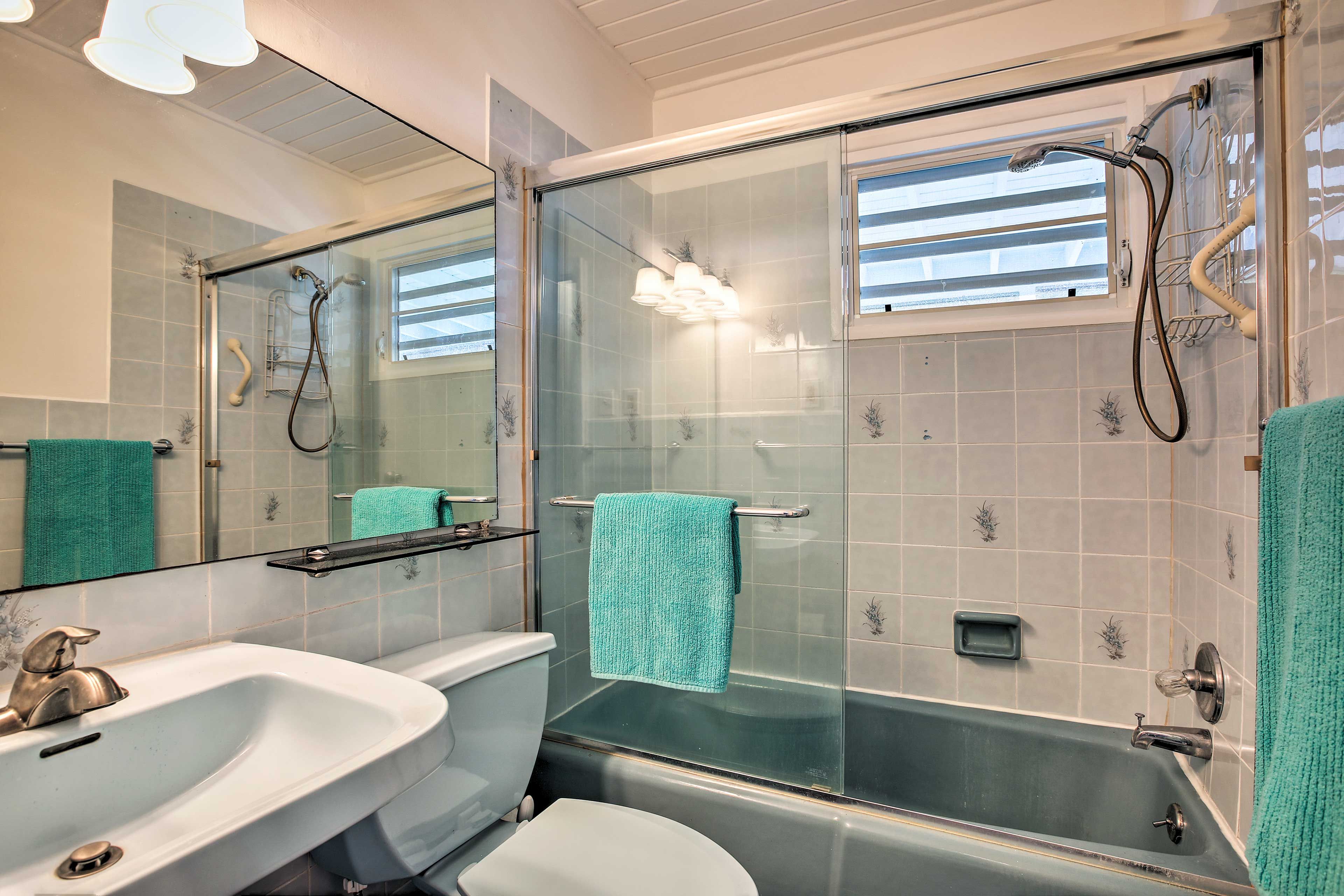 Full Bathroom | Complimentary Toiletries | Hair Dryer