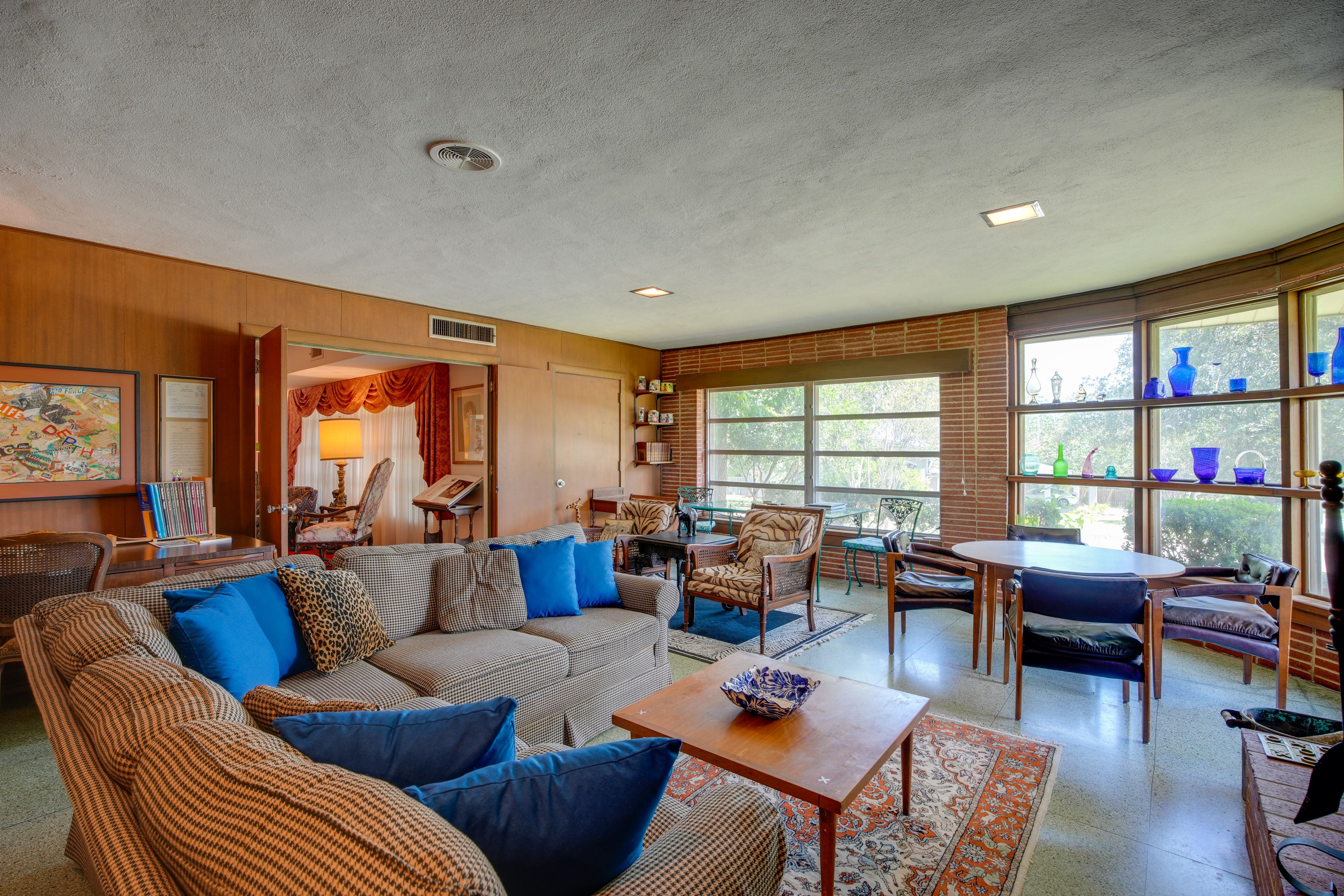 Living Room | Central A/C & Heating | Free WiFi