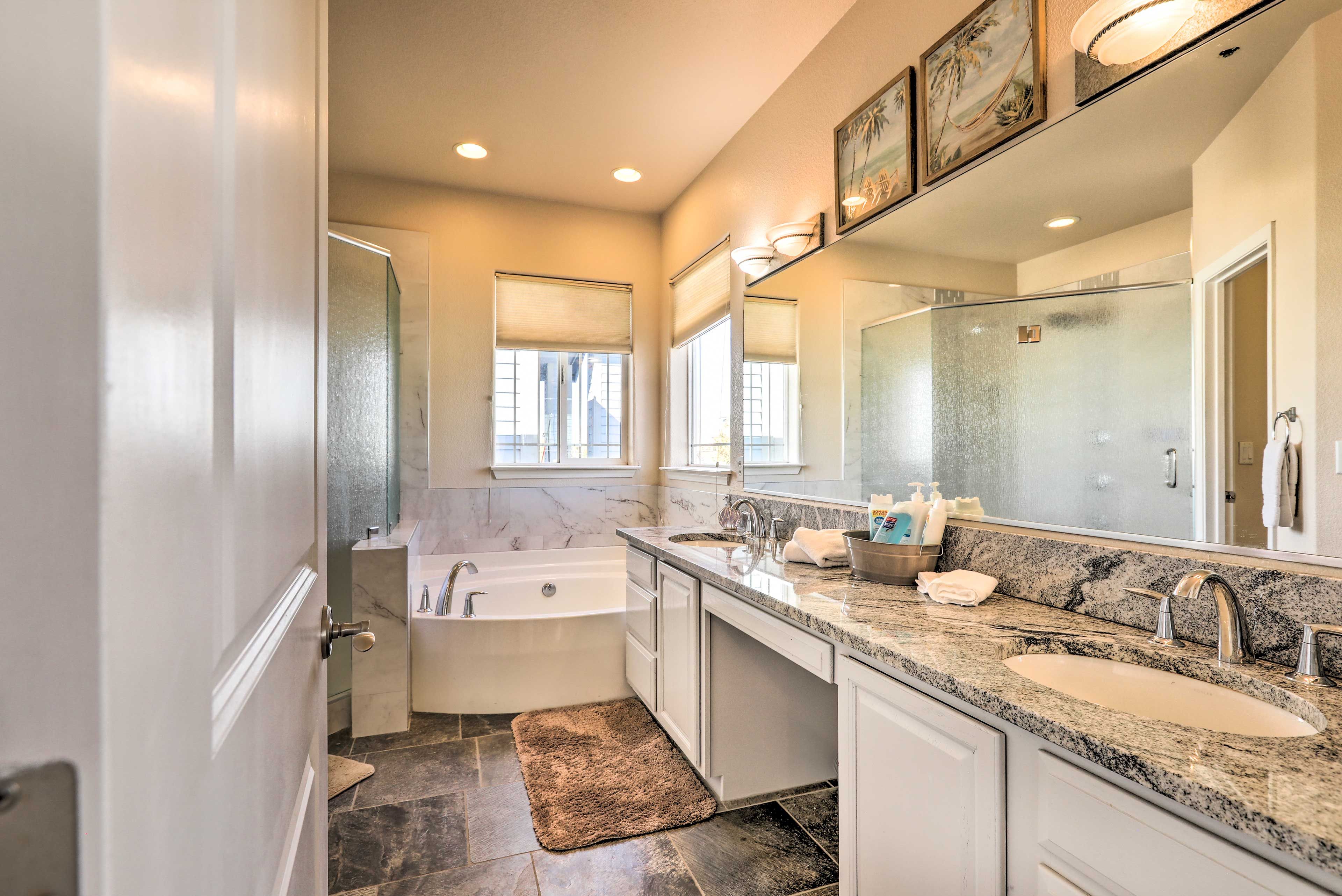 Full Bathroom | Complimentary Toiletries