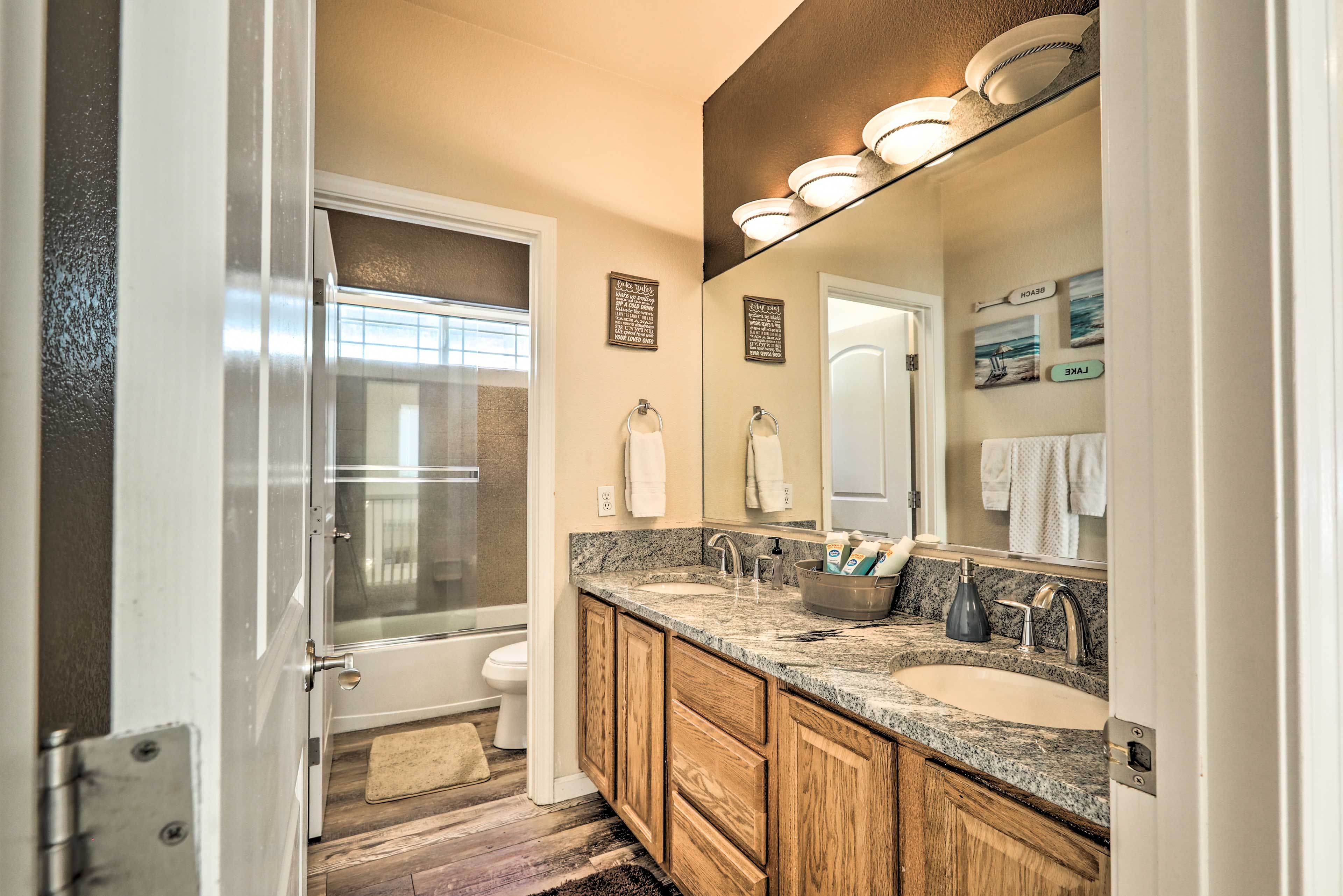 Full Bathroom | Complimentary Toiletries