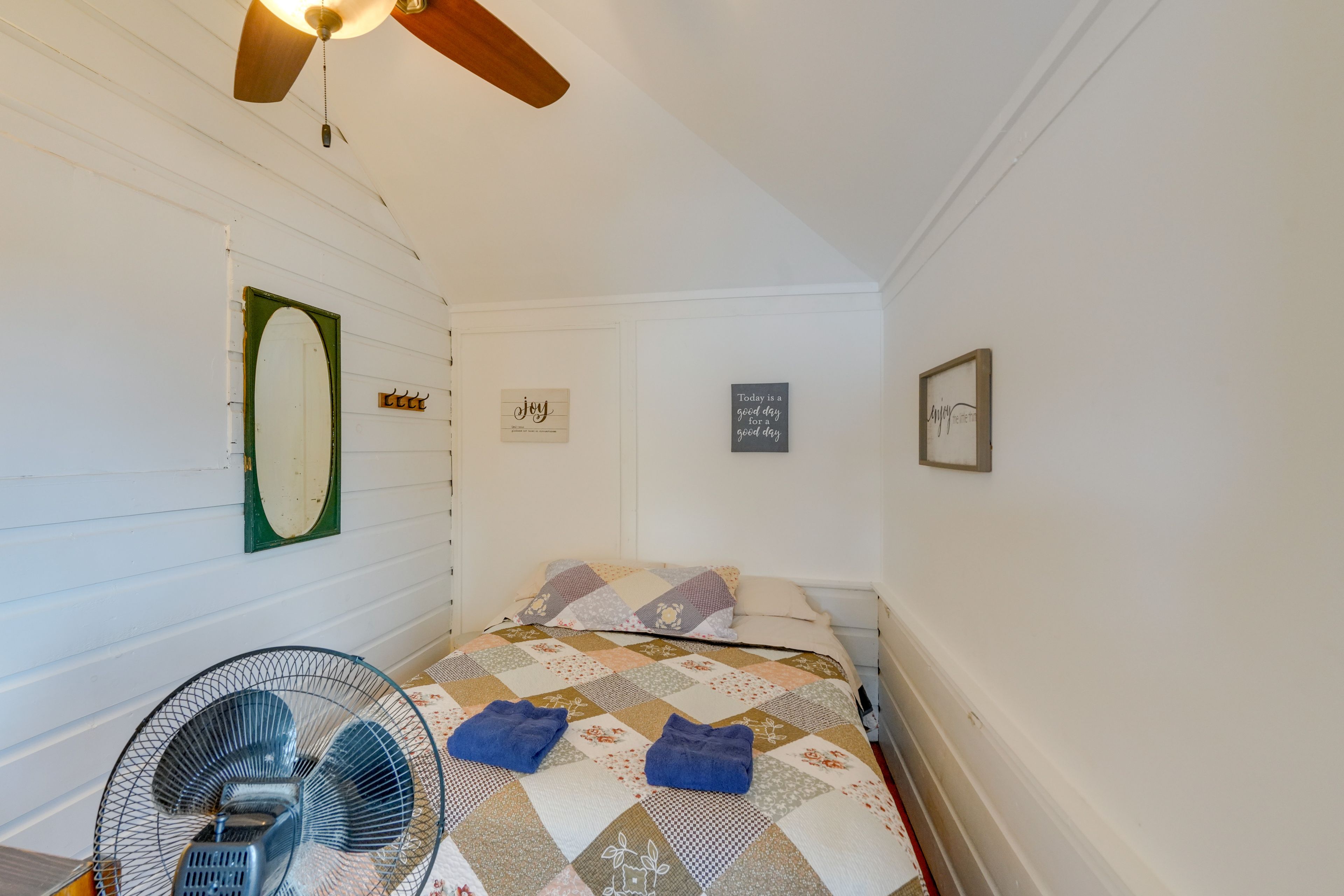 Bedroom 3 | Queen Bed