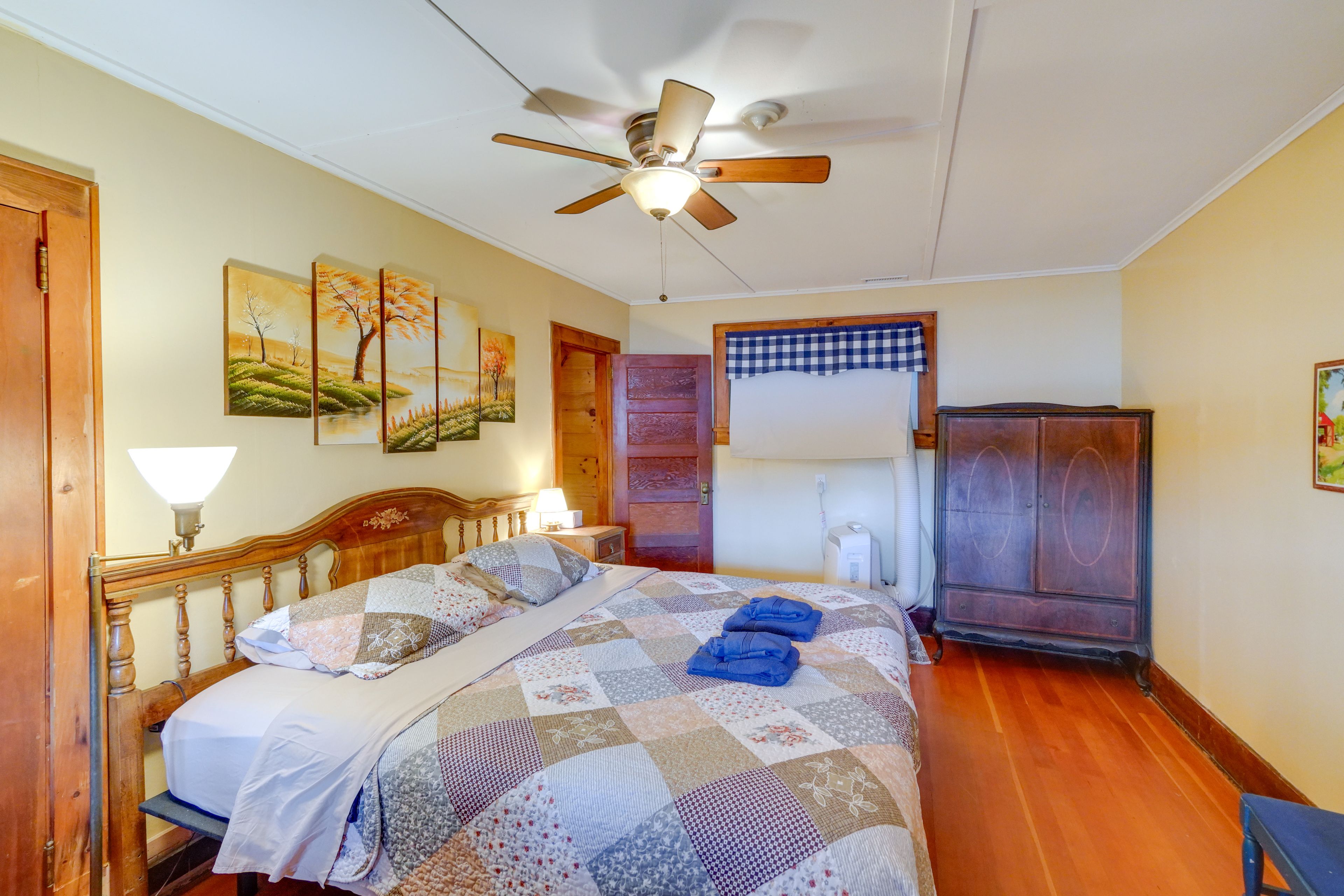 Bedroom 1 | King Bed
