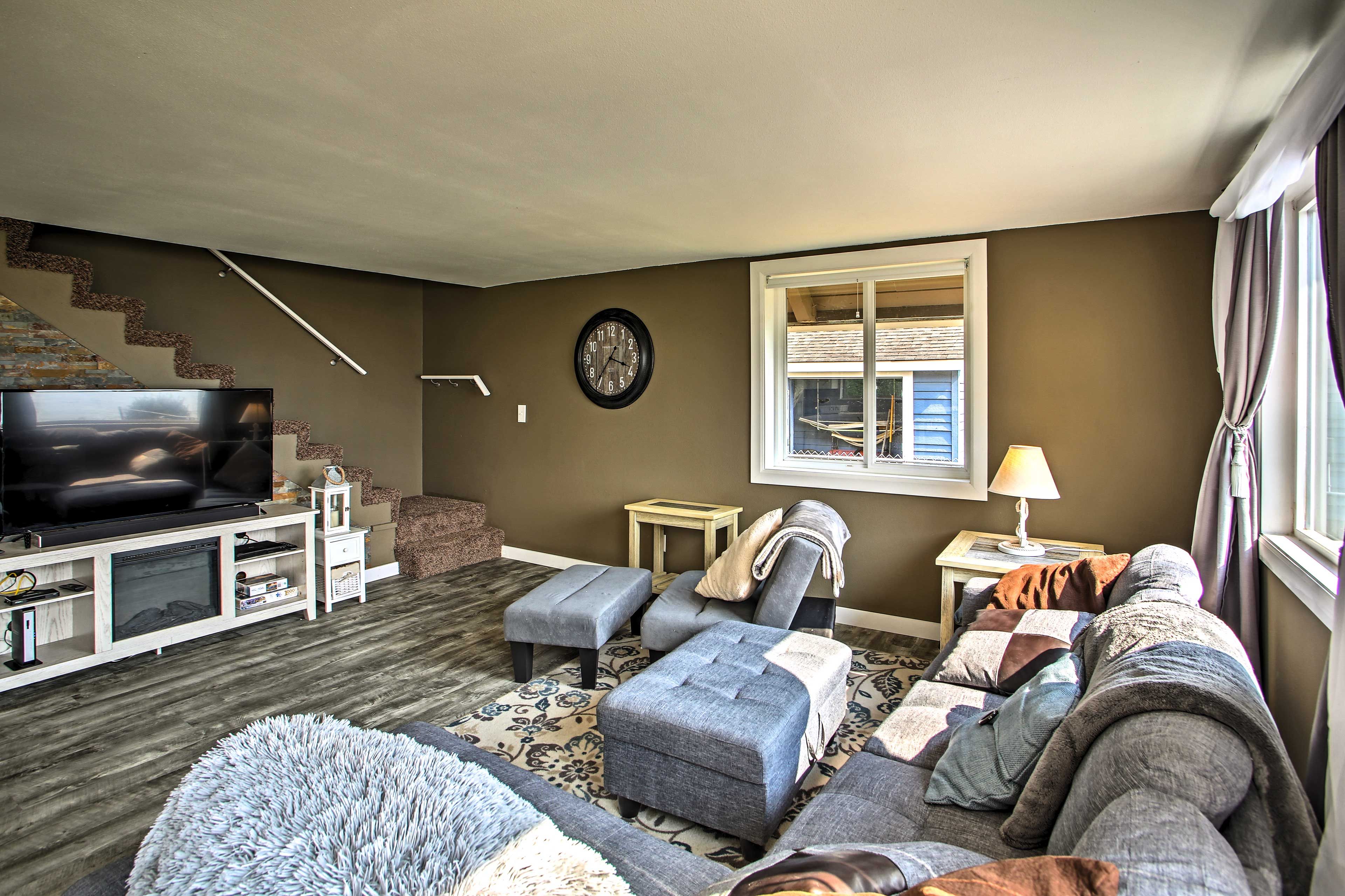 Living Room | Smart TV w/ Netflix & Amazon Prime | Electric Fireplace