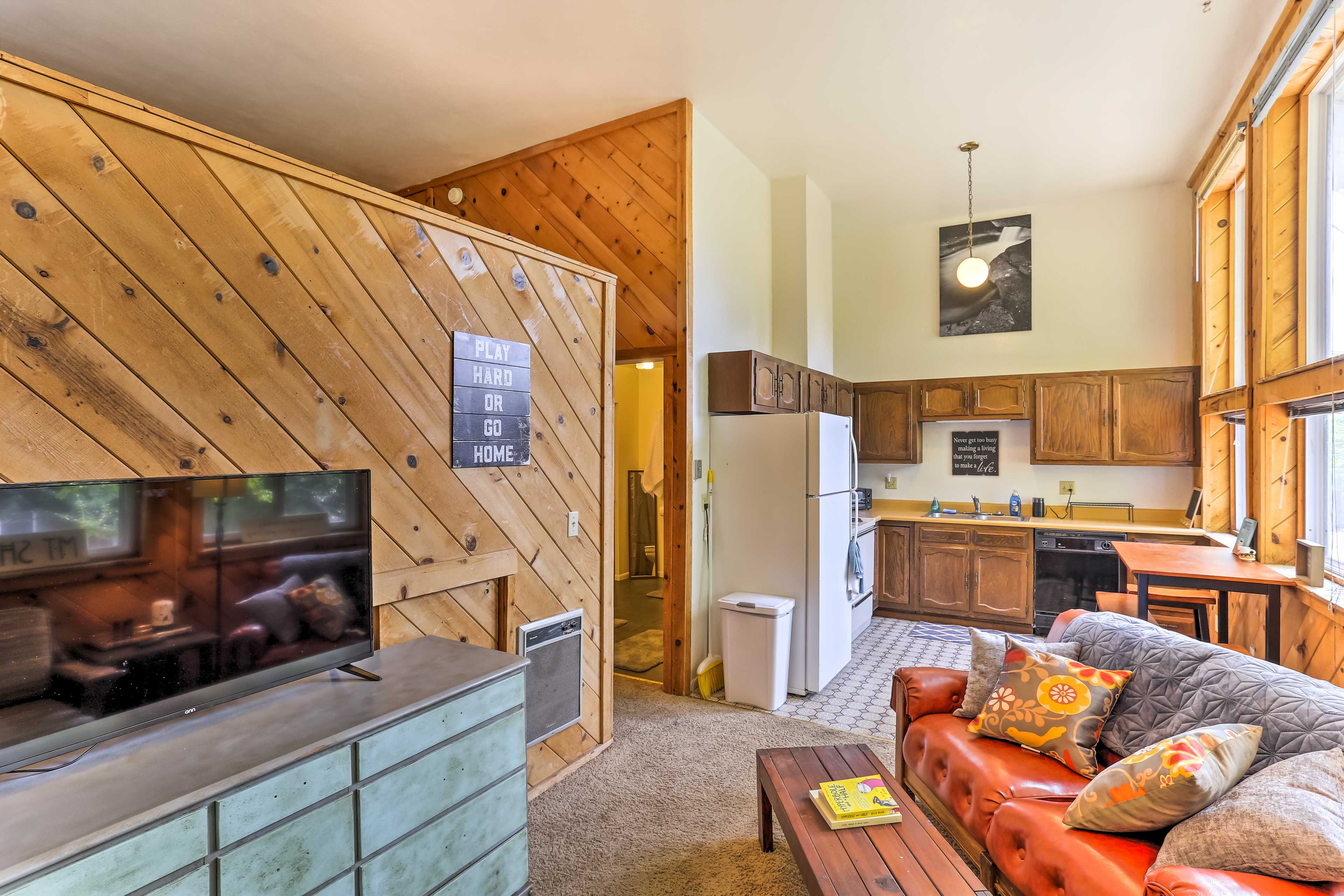 Living Room | Free WiFi | Central Air Conditioning