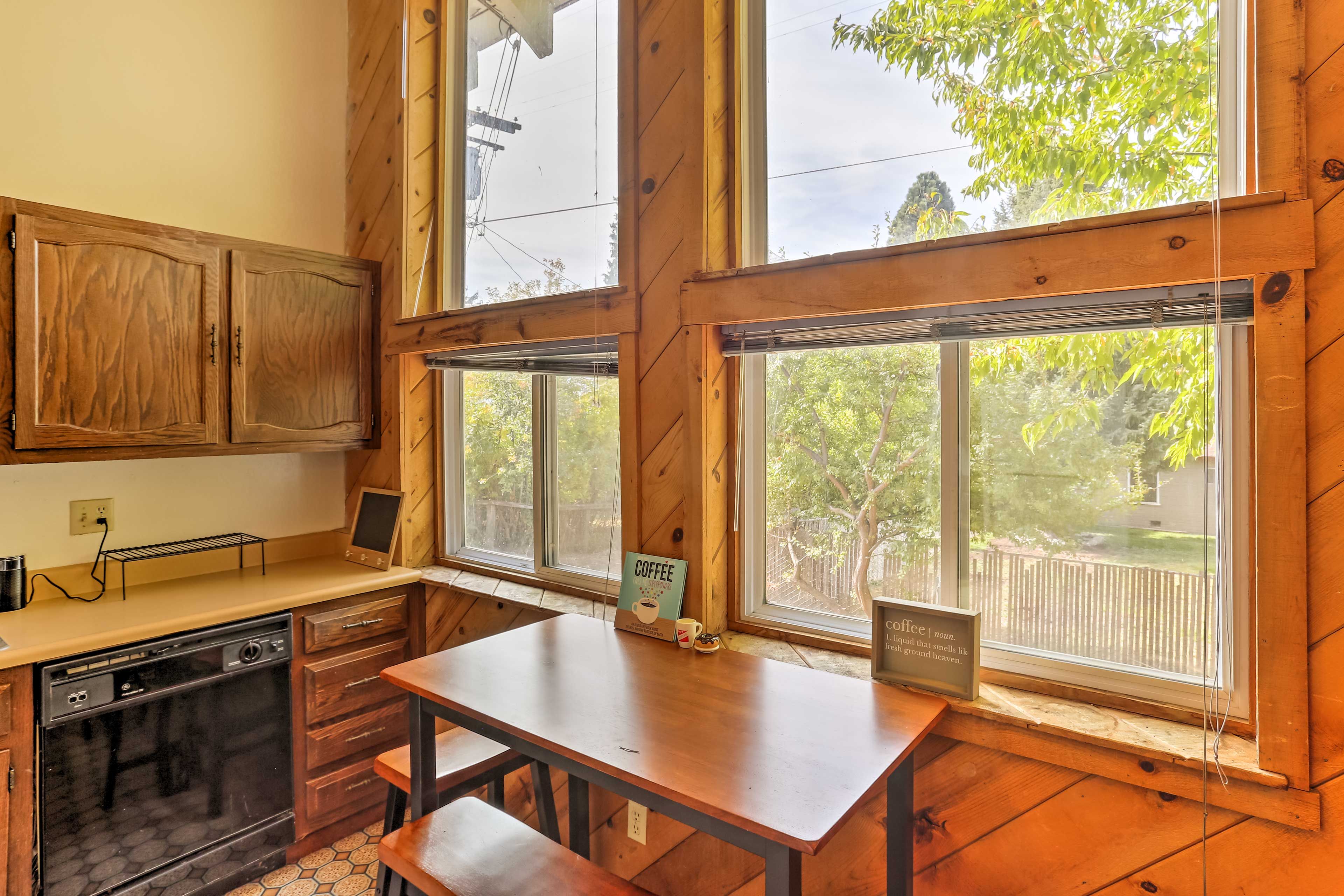 Dining Table | DIshware Provided