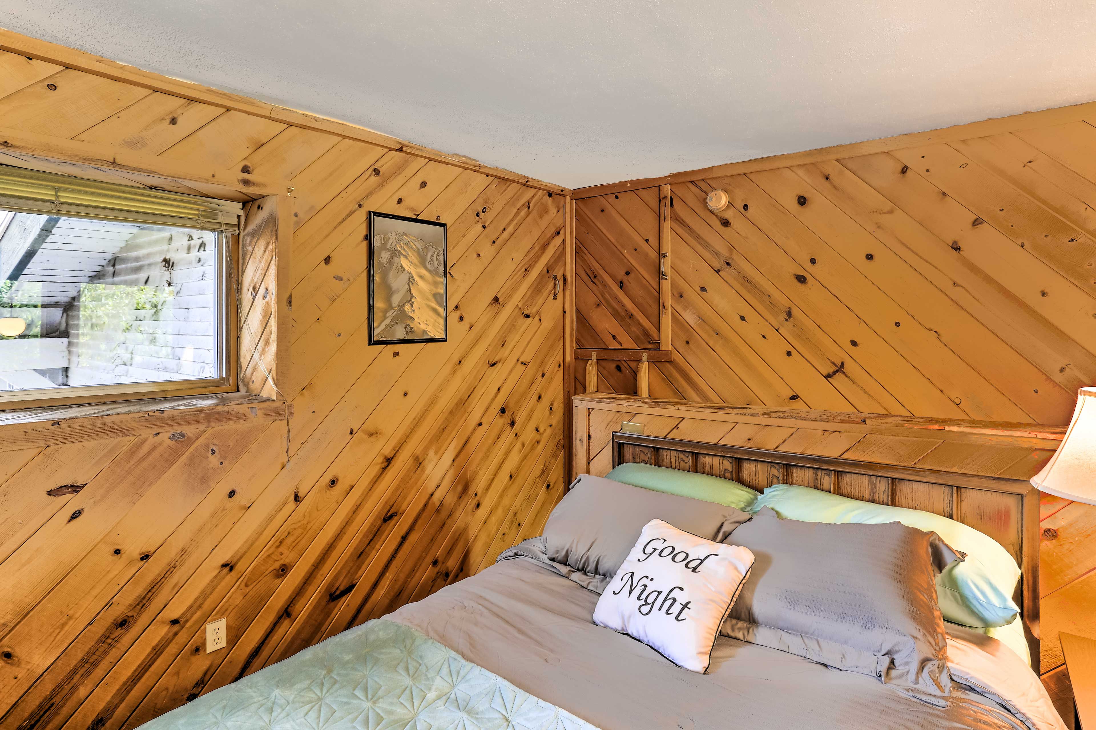 Loft | Queen Bed | Linens Provided