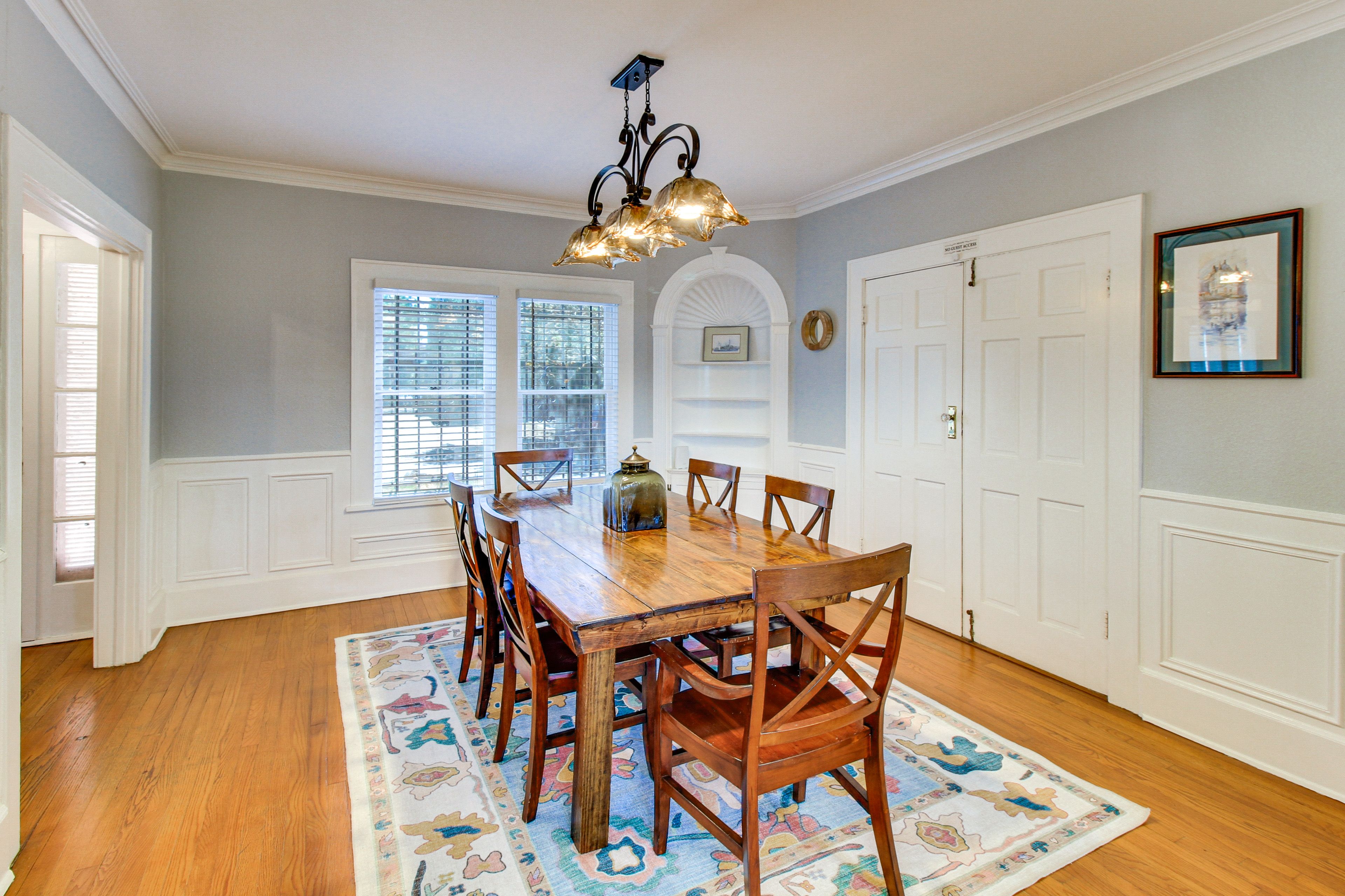 Dining Area | Dishes & Flatware Provided