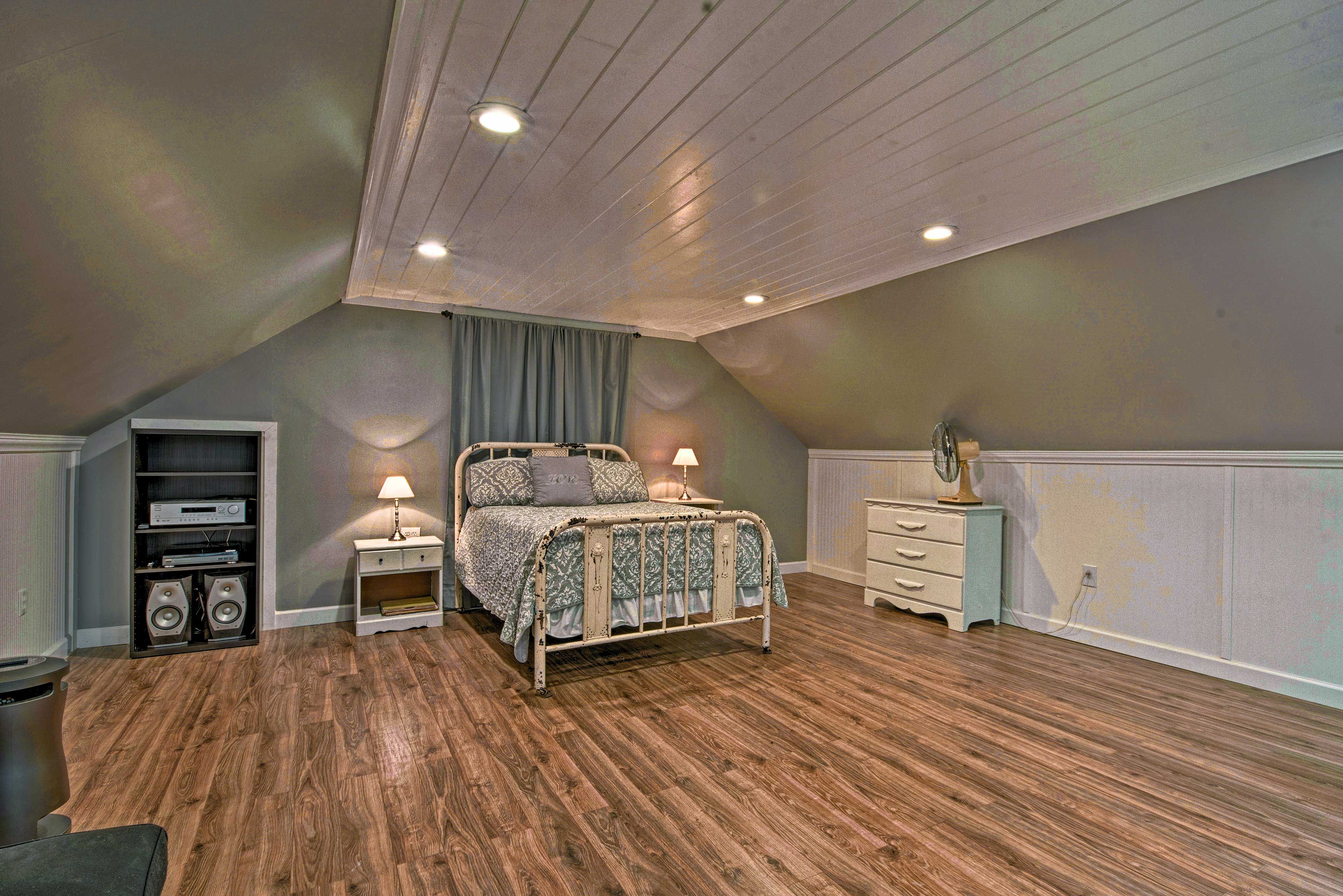 Bedroom 2 | Queen Bed
