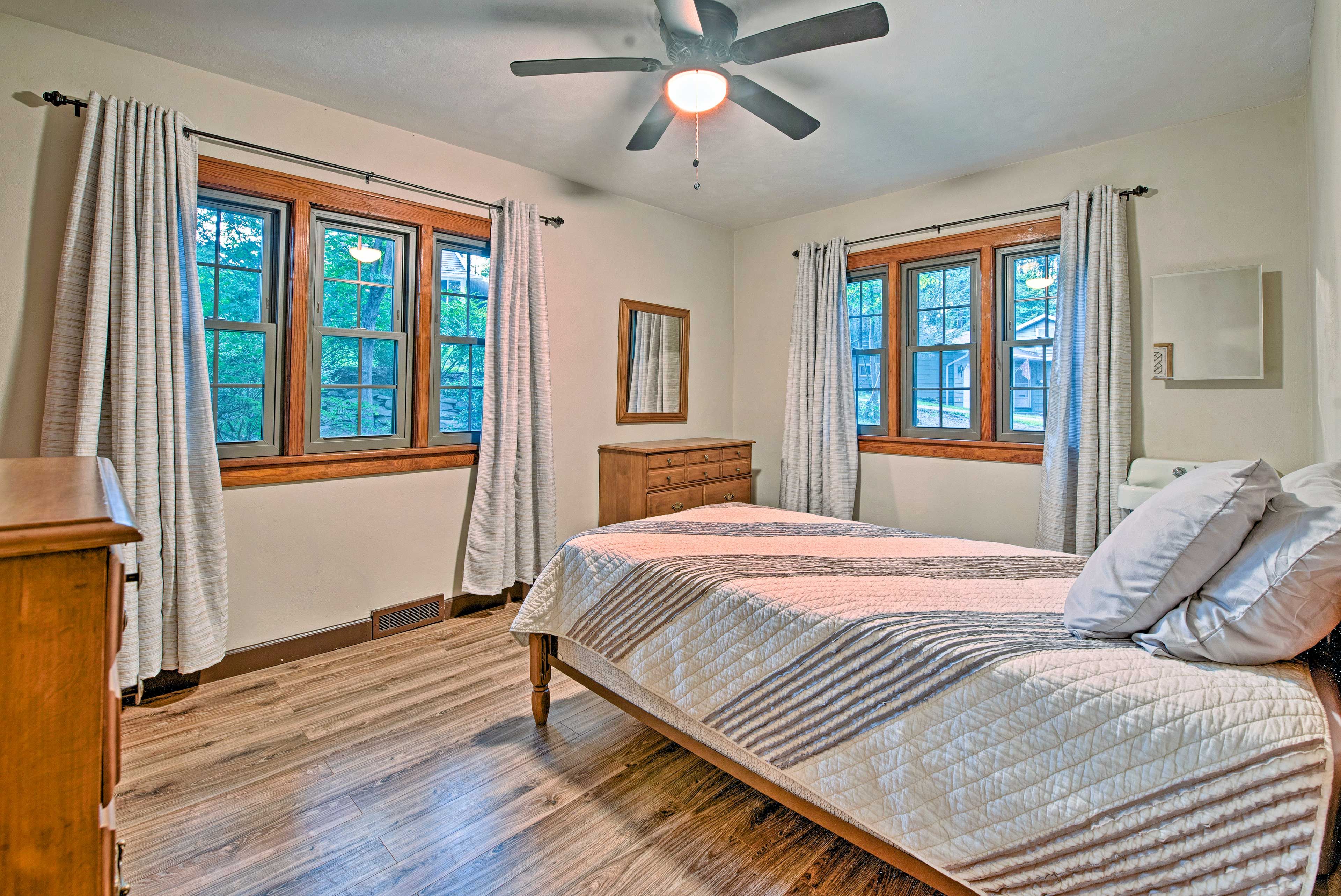 Bedroom 4 | Queen Bed