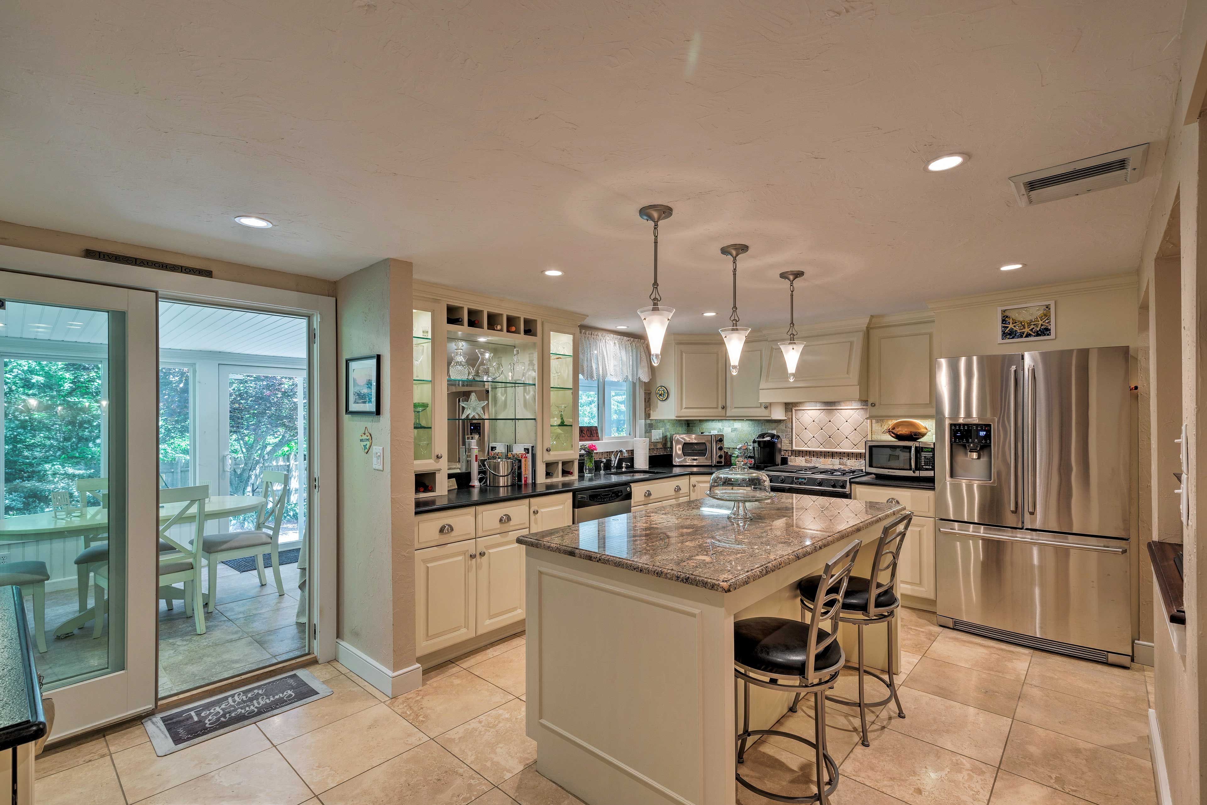 Kitchen | Dishwasher | Breakfast Bar | Toaster Oven