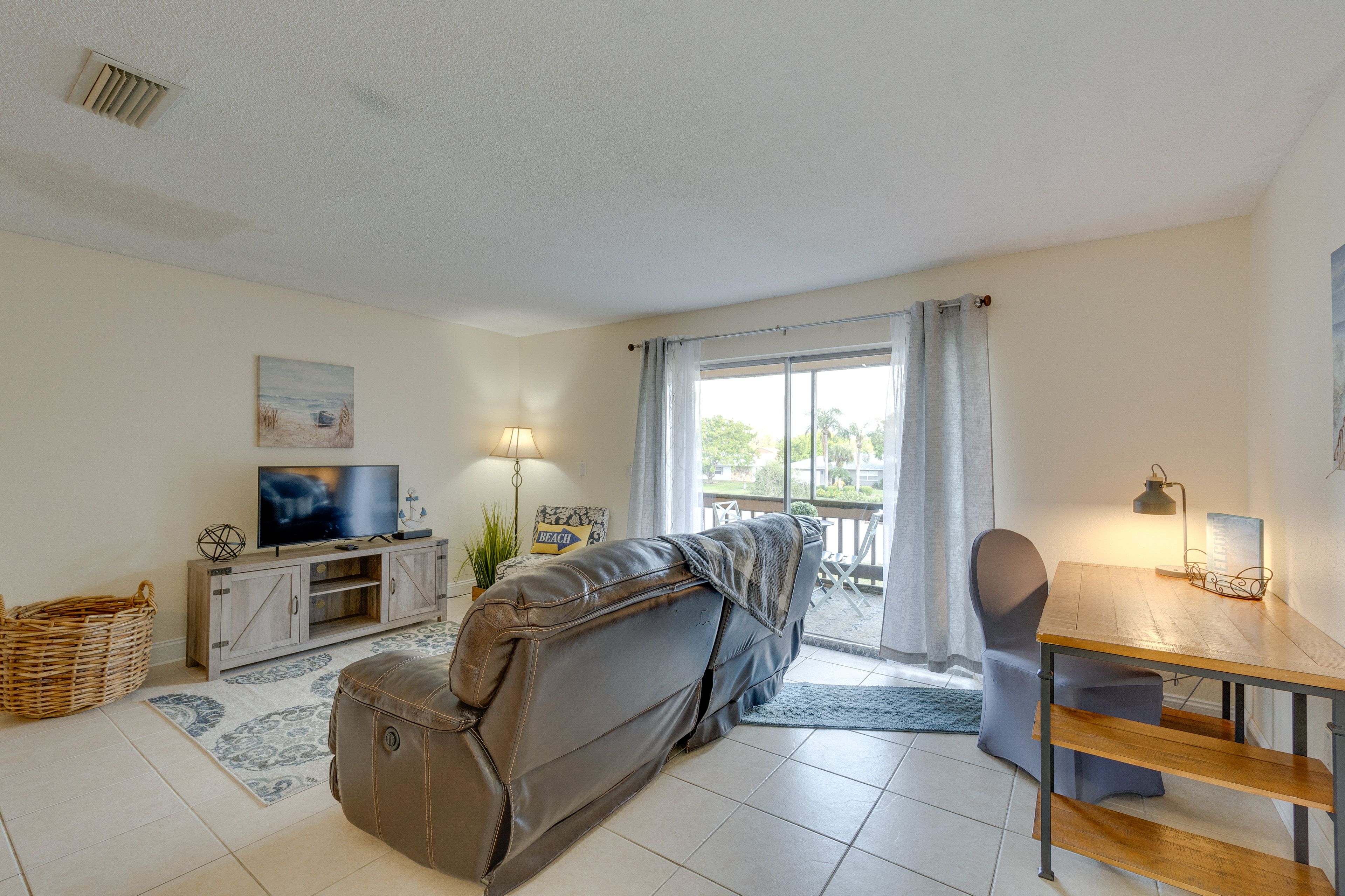 Living Room | Central A/C & Heating | Free WiFi