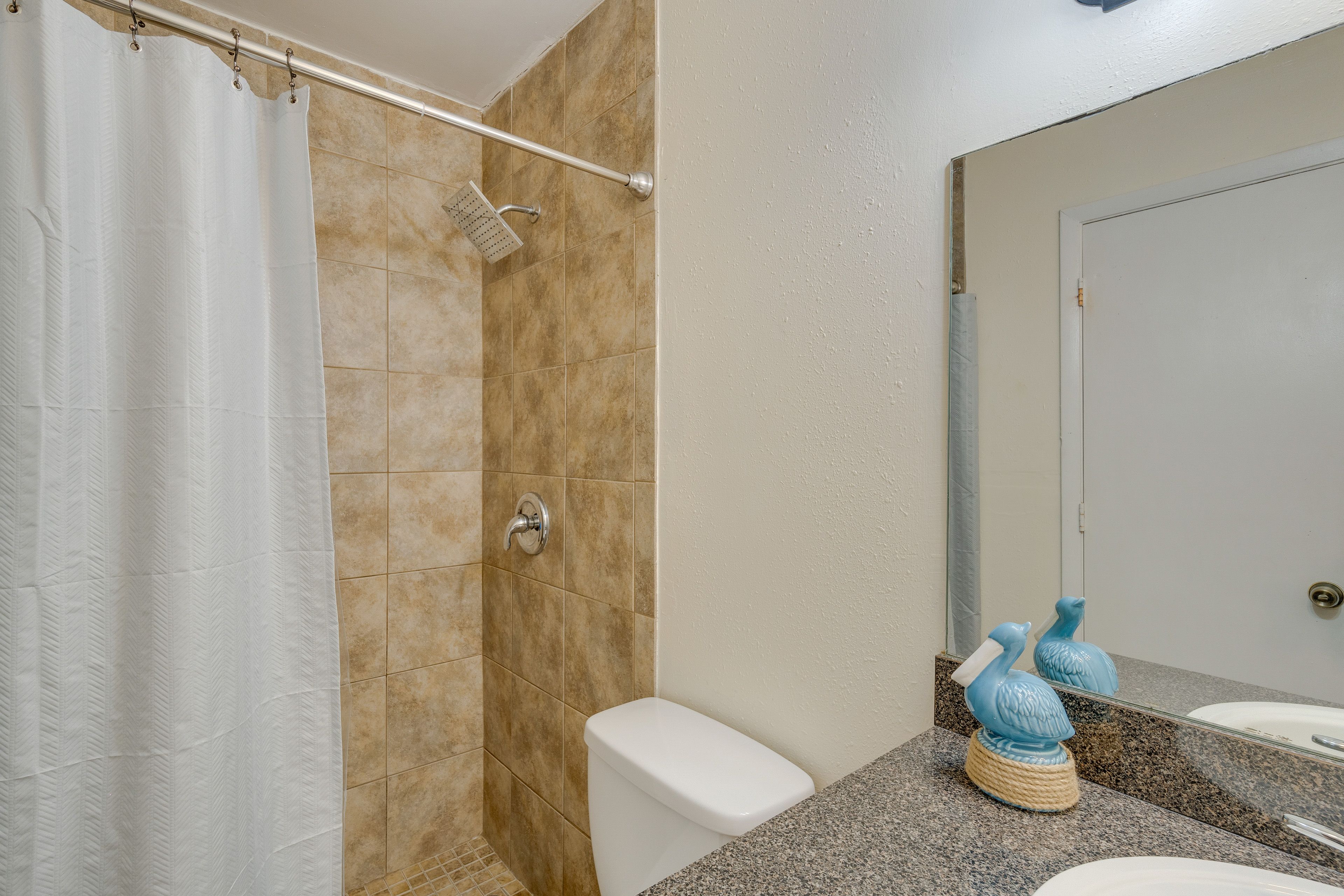 Full Bathroom | Shower | Towels & Linens Provided
