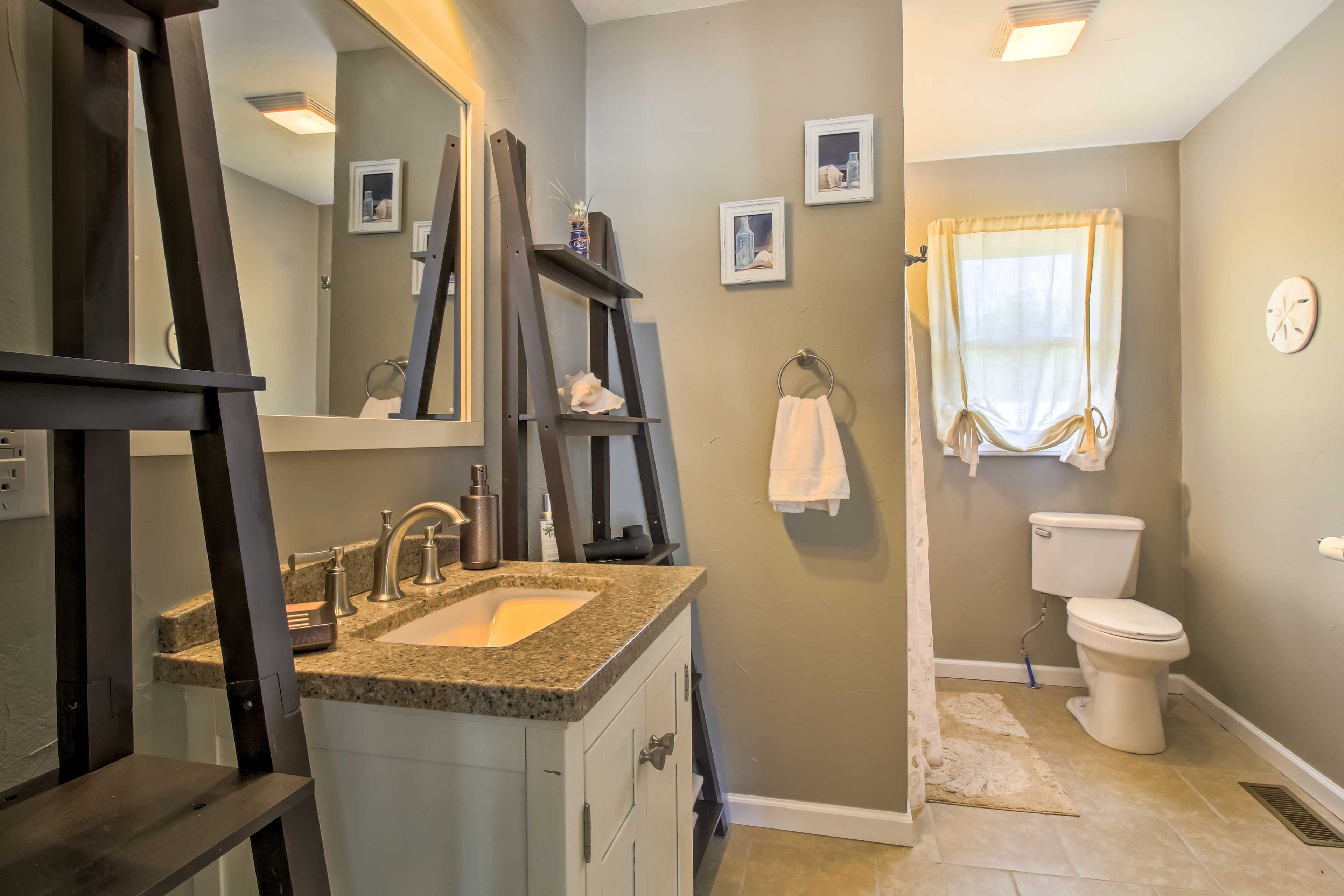 Full Bathroom | Linens & Towels Provided