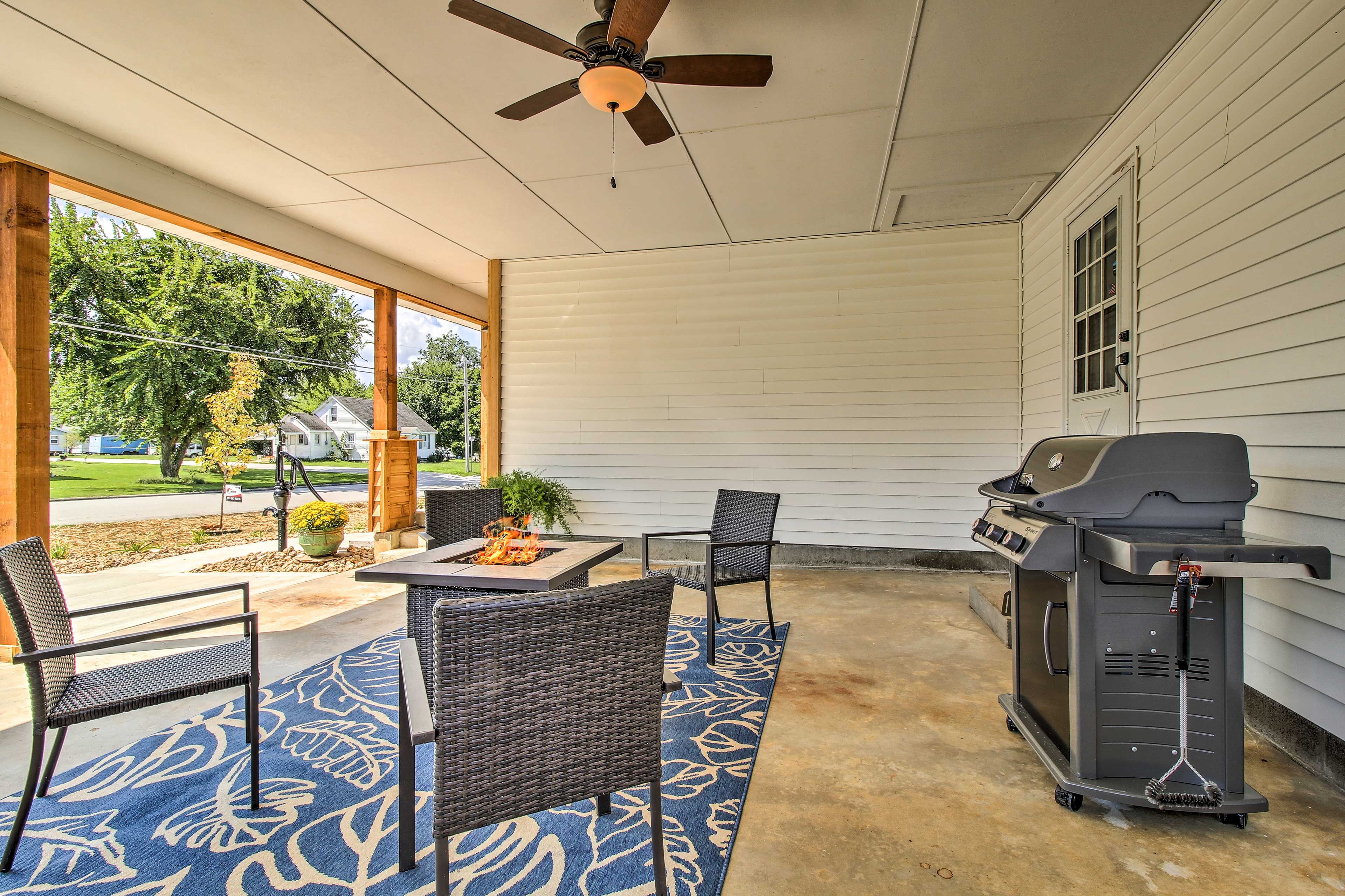 Covered Patio  w/ Fire Pit & Gas Grill