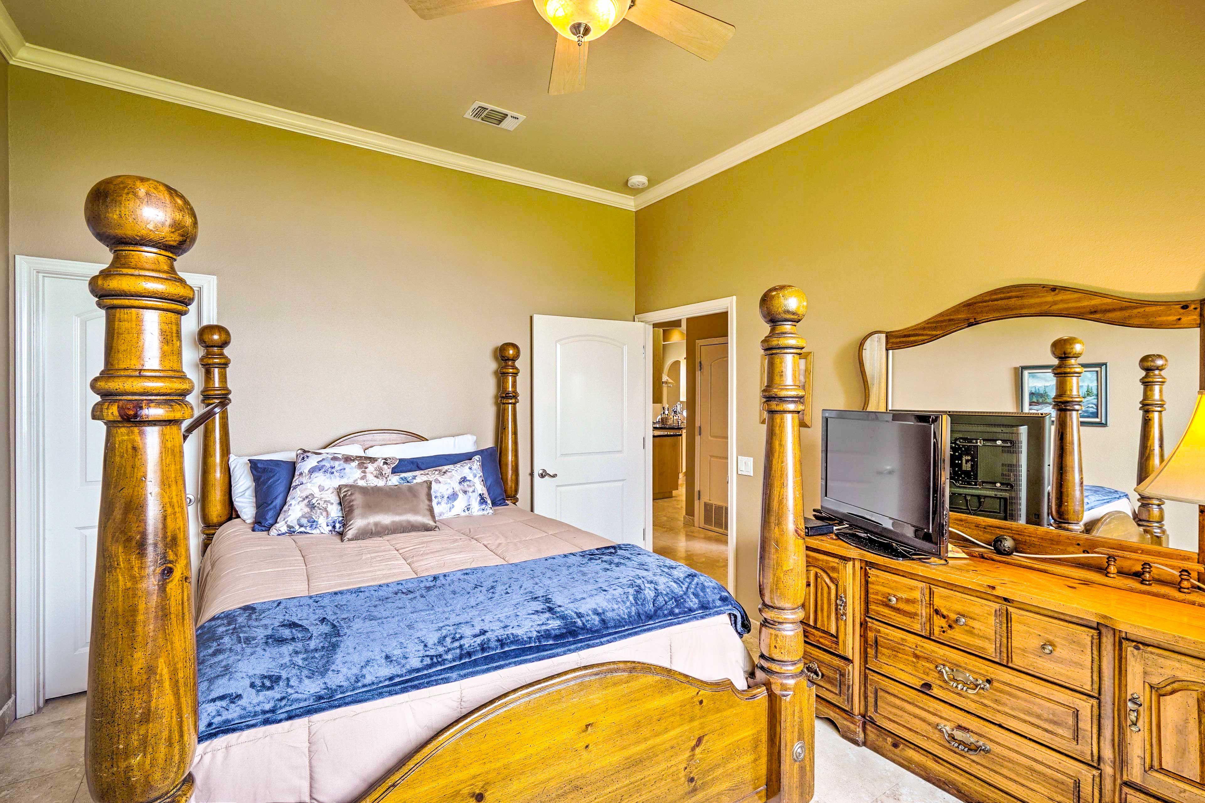 Bedroom 3 | Queen Bed