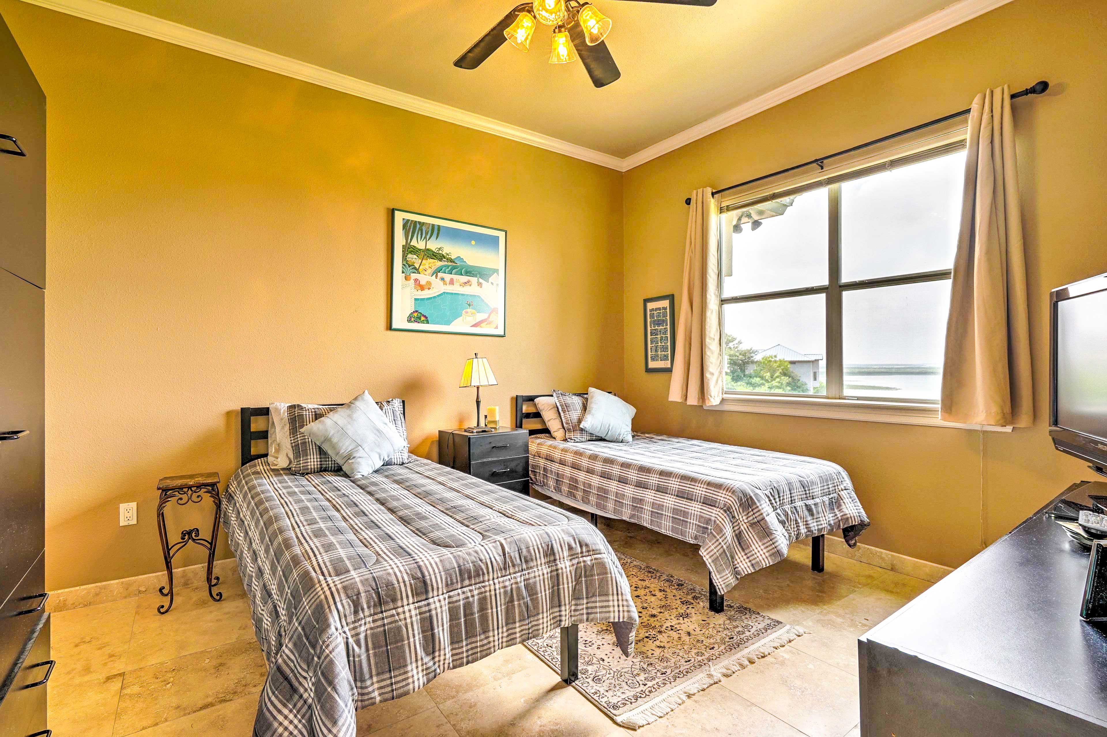 Bedroom 2 | 2 Twin Beds