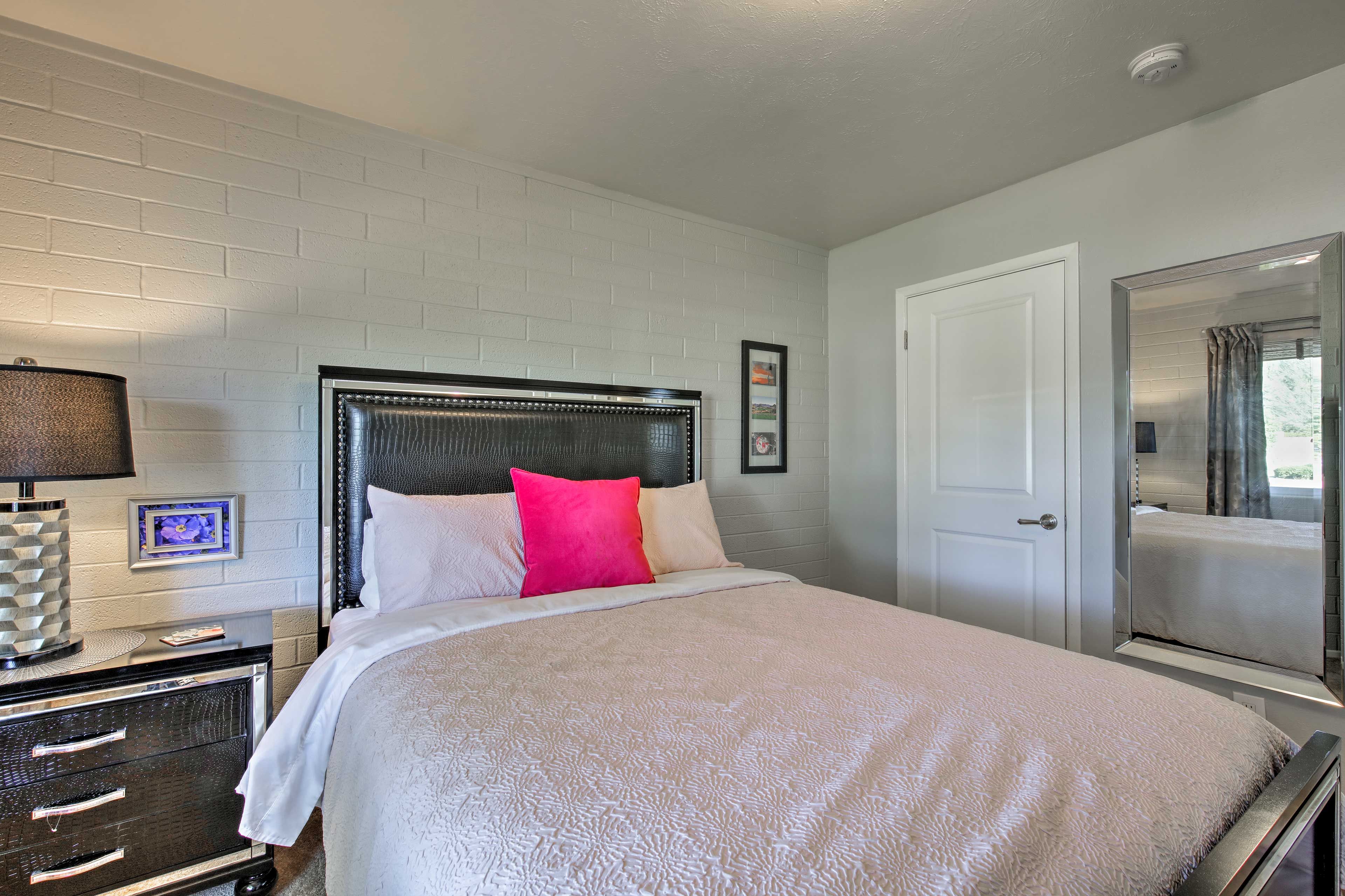 Drift effortlessly to sleep in this queen bed.