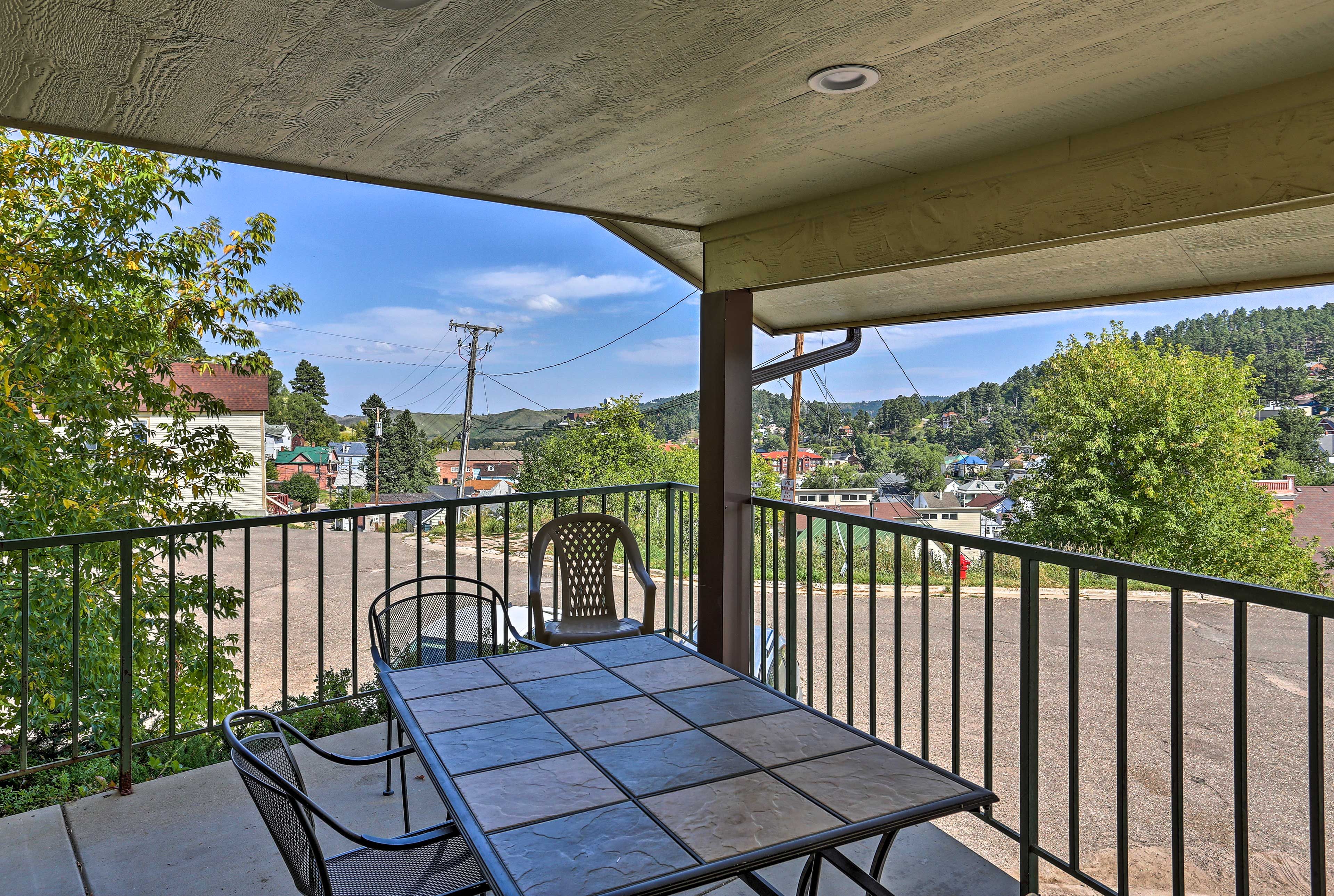 Your group of 6 will be minutes from skiing and Deadwood during your stay.