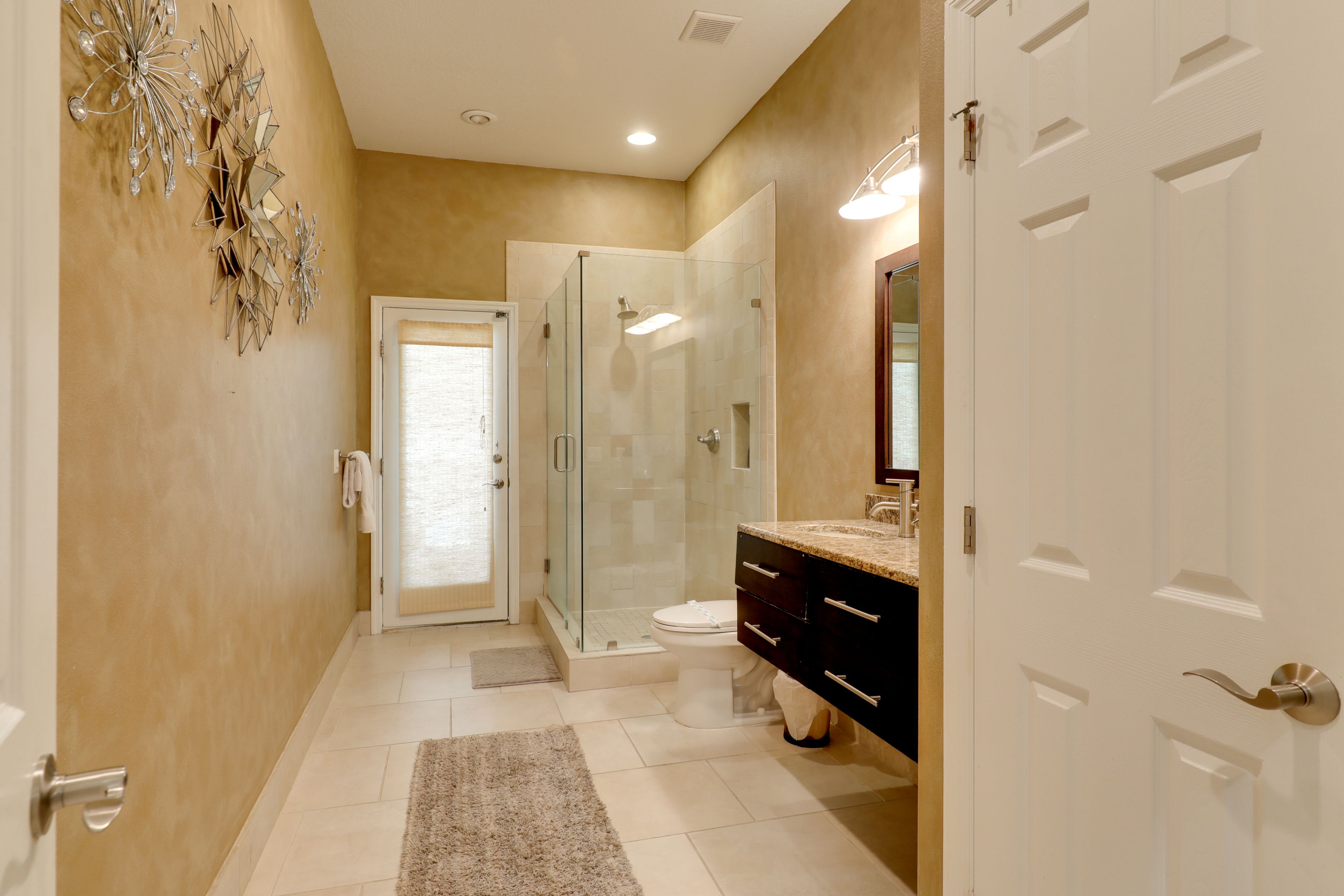Full Bathroom | Complimentary Toiletries