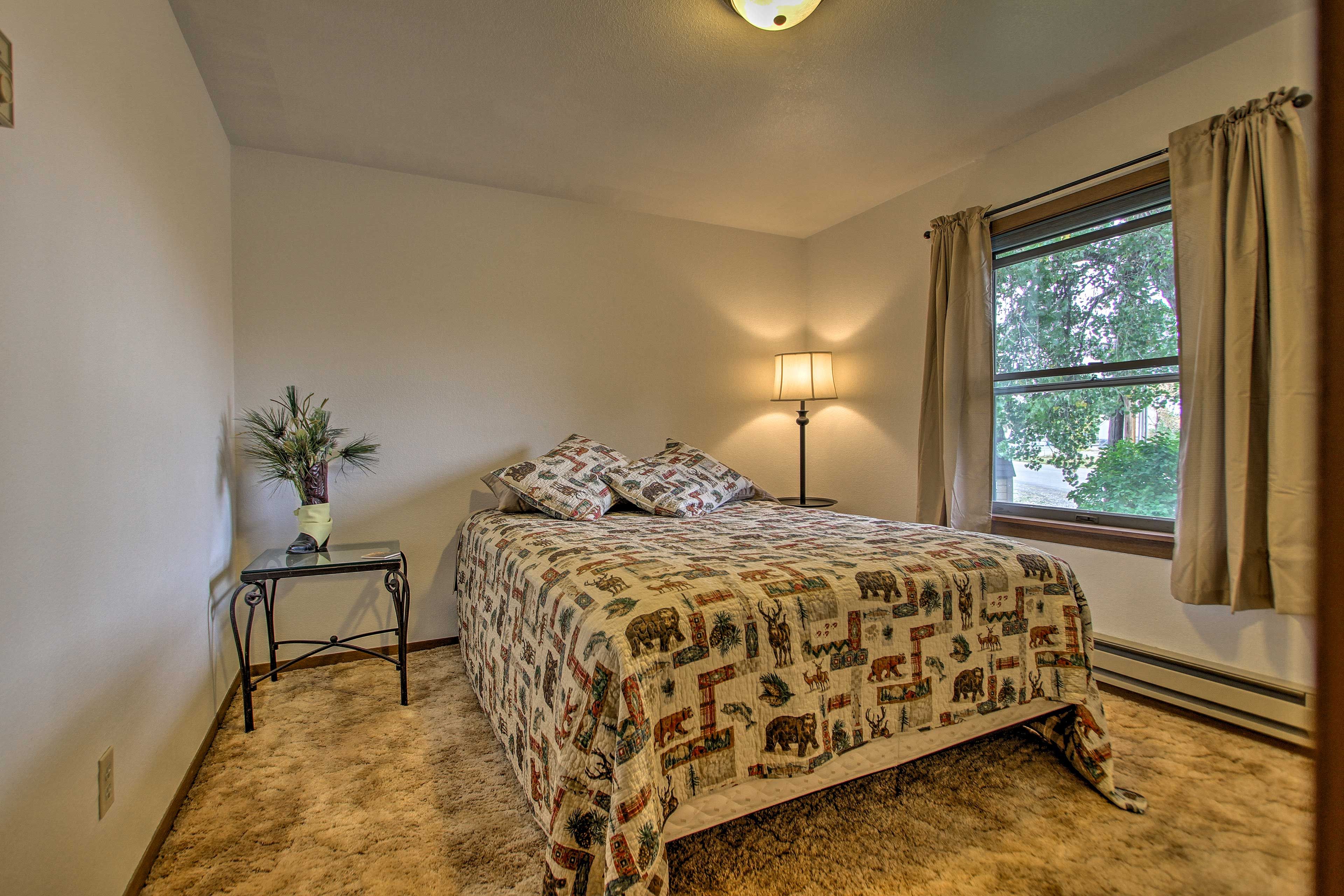 Bedroom 1 | Queen Bed