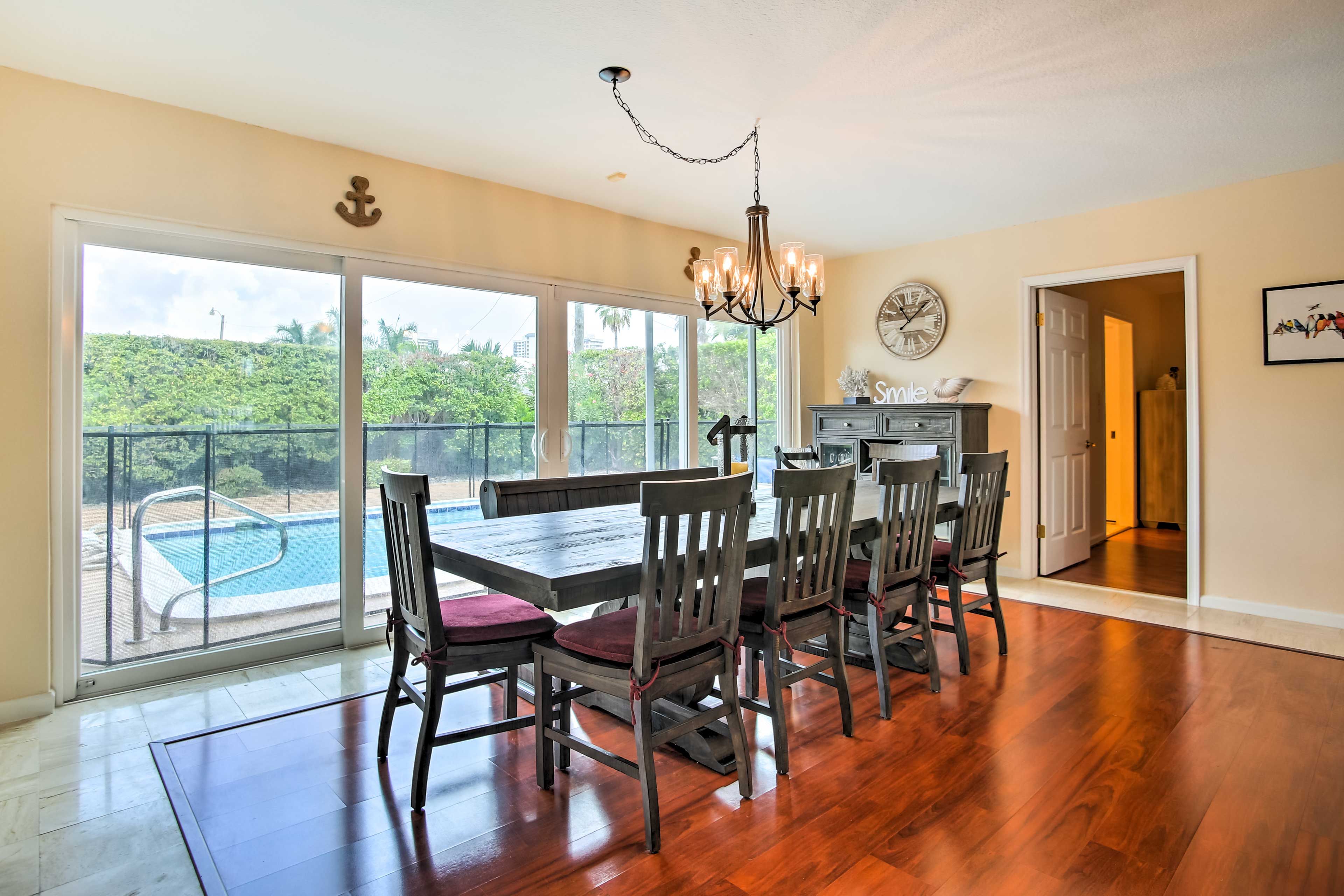 Dining Room | Dishes & Flatware Provided