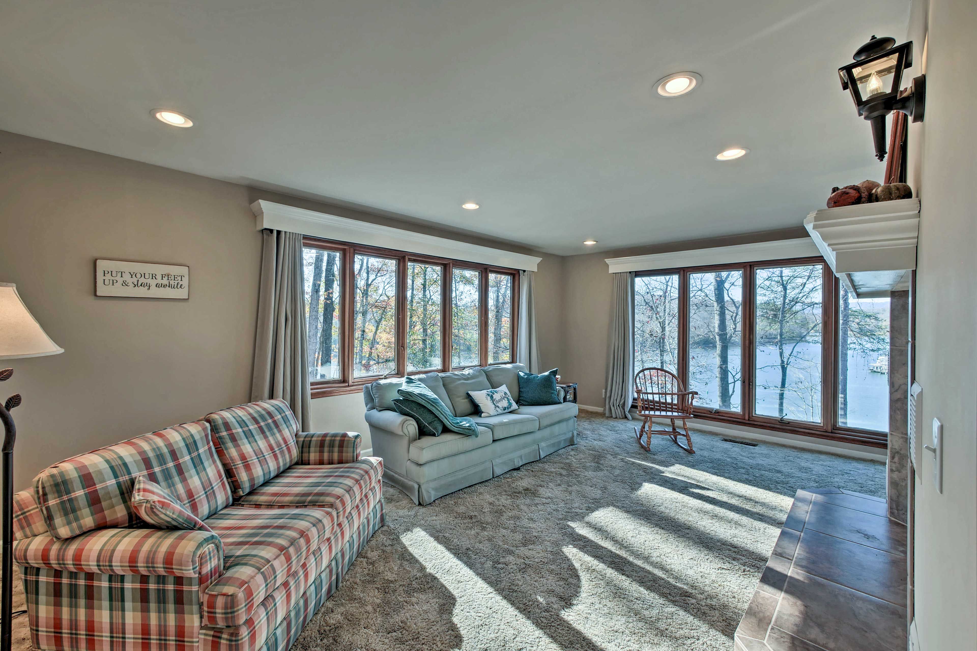 Living Room | Free WiFi | Updated Finishes