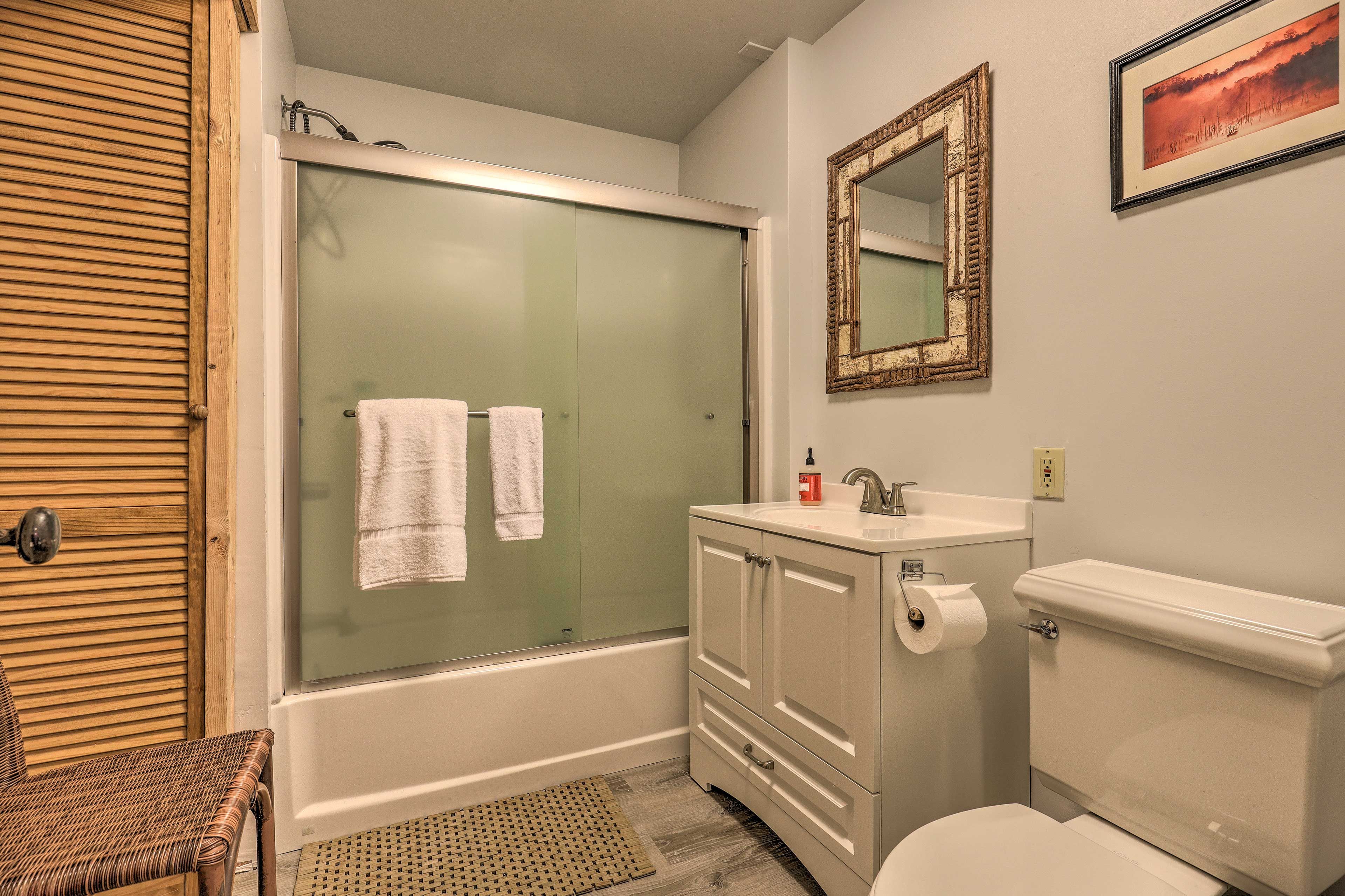 Full Bathroom | Shower/Tub Combo | Complimentary Toiletries