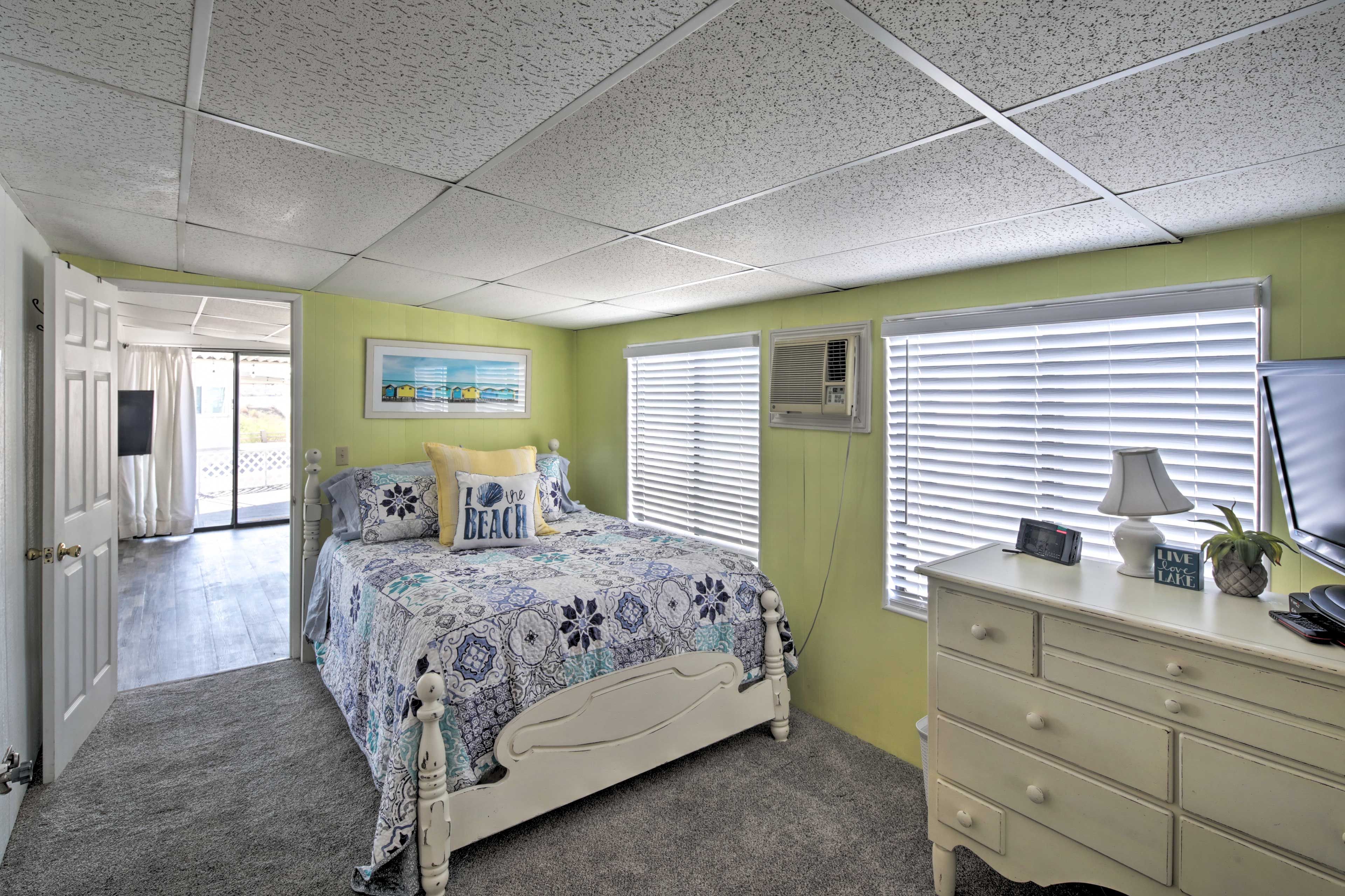 Bedroom 1 | Queen Bed | Cable TV