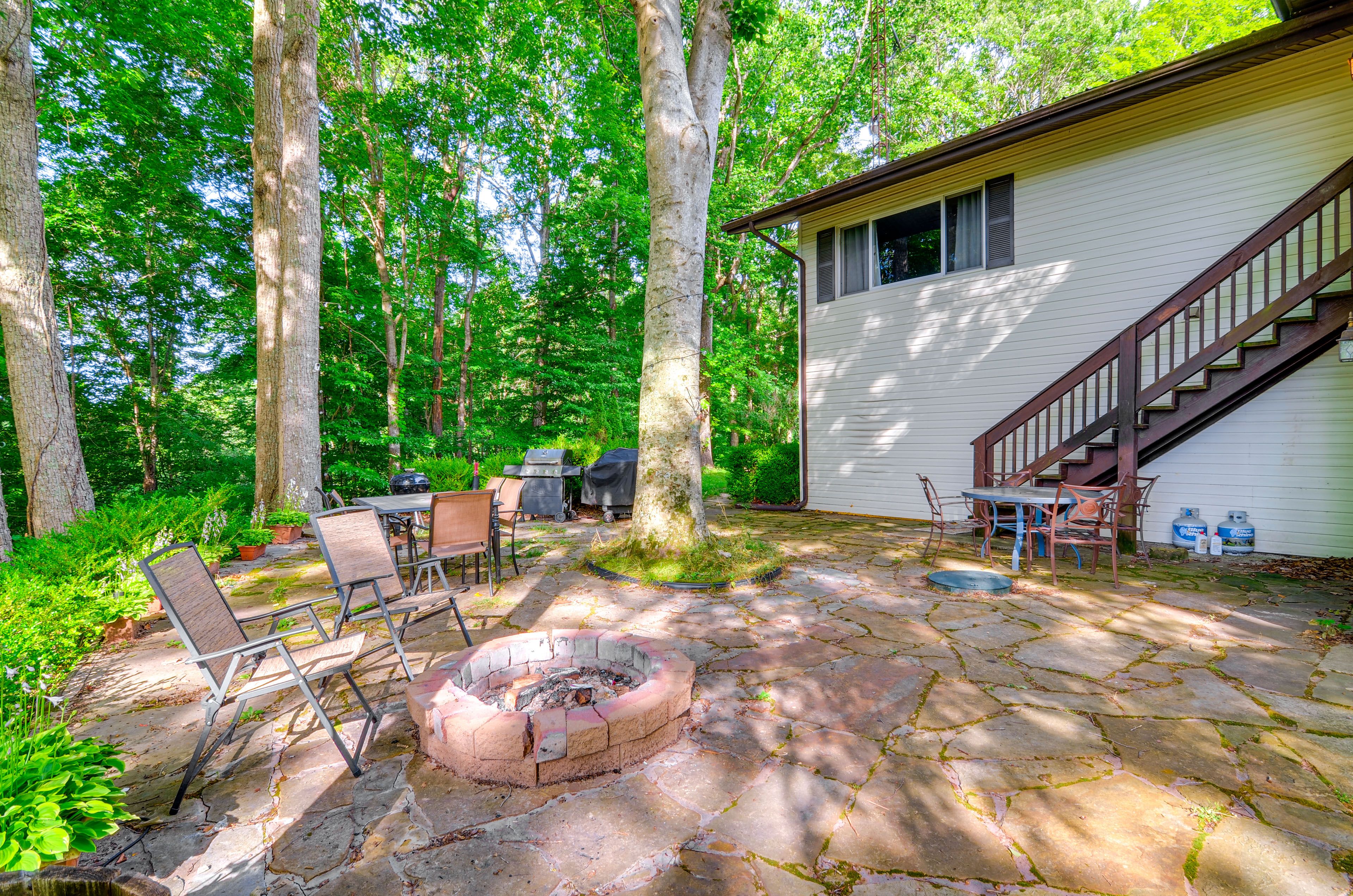 Exterior | Expansive Patio | Private Flagstone Patio | Lake Views