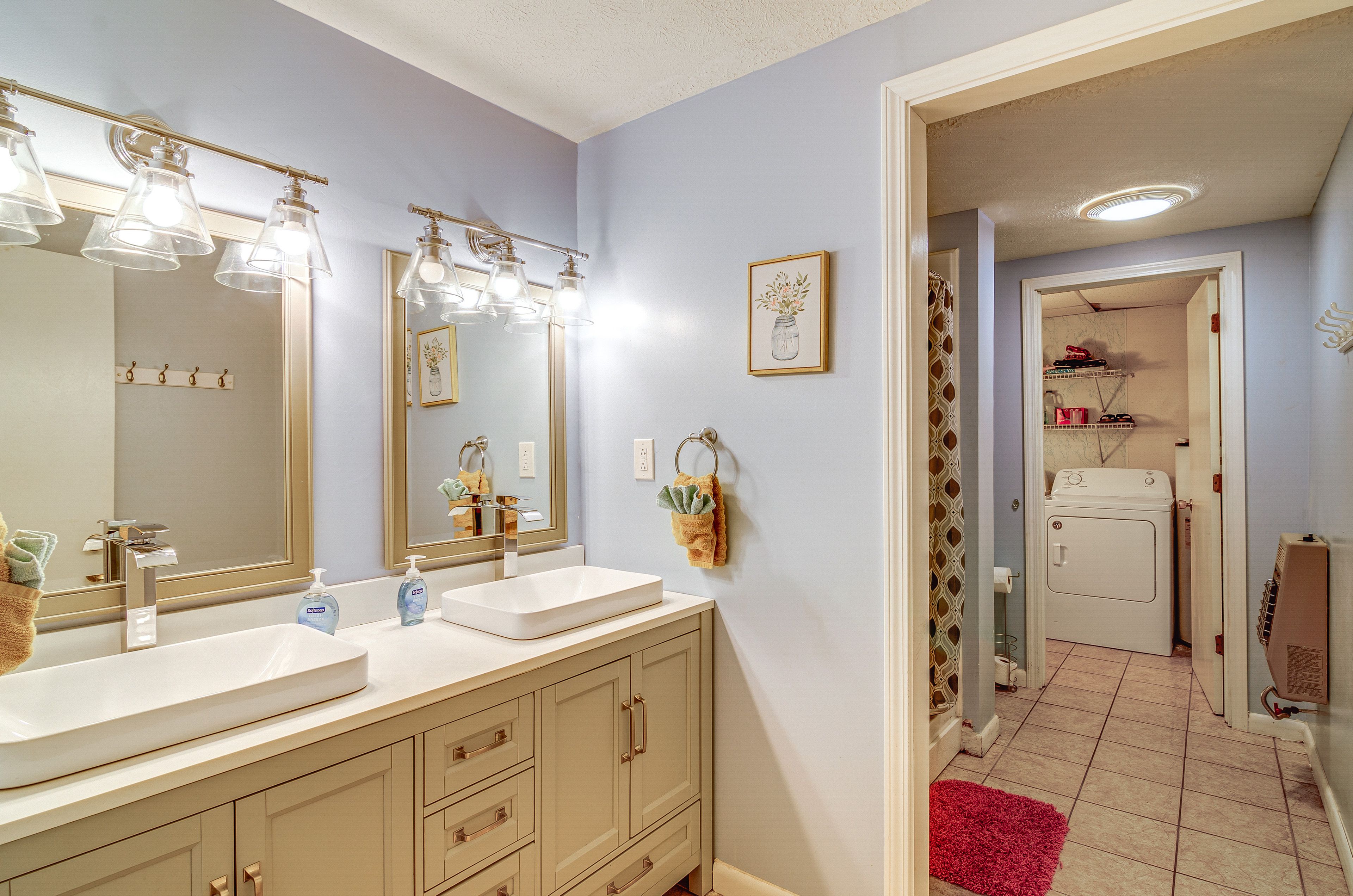 Full Bathroom | Laundry Room