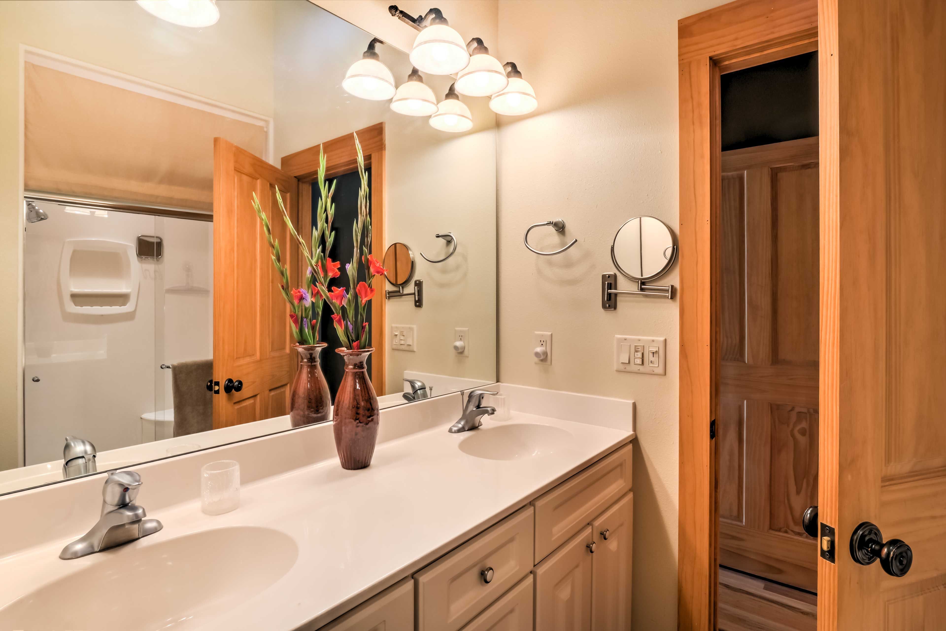 Full Bathroom | Complimentary Toiletries | Hair Dryer