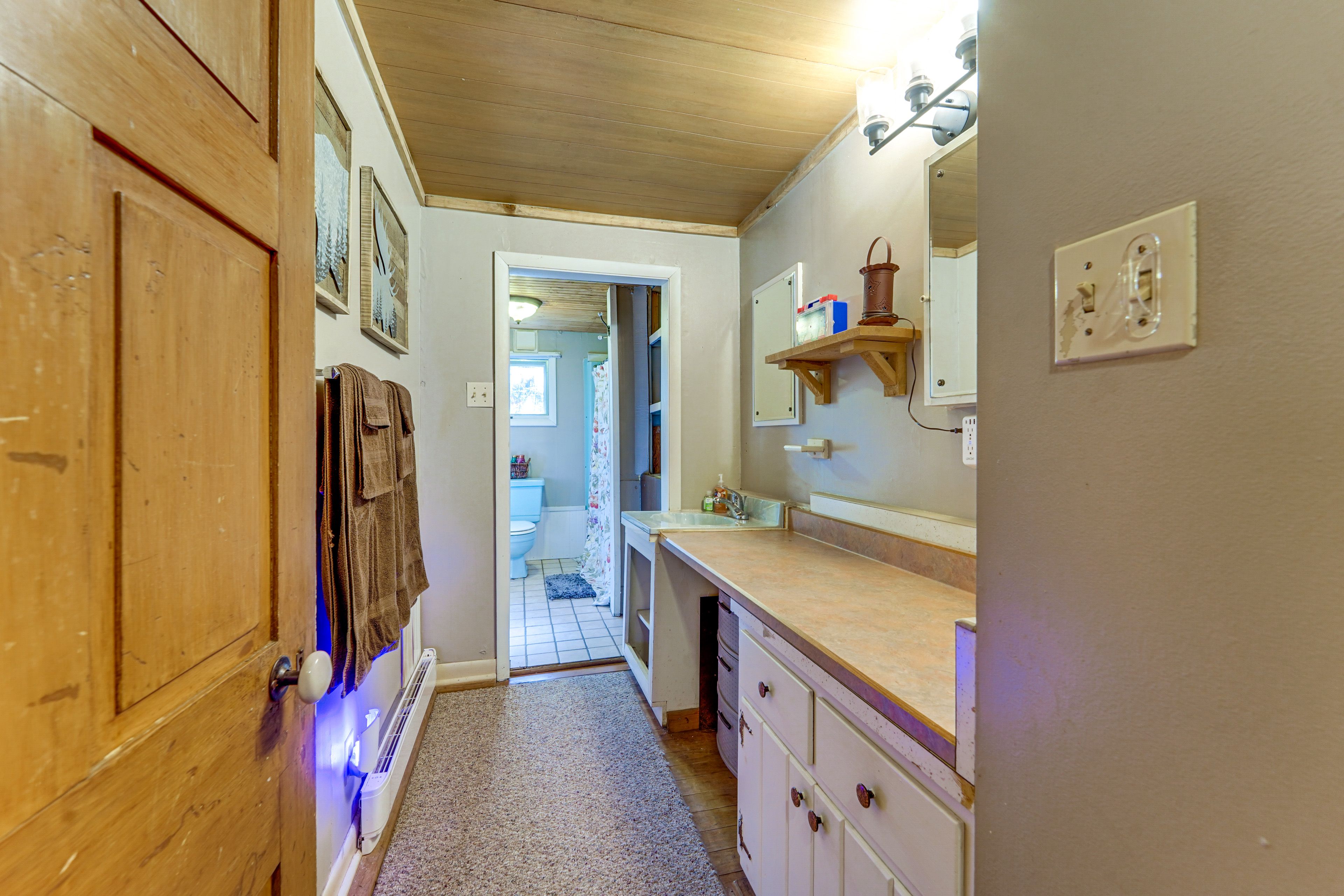 Full Bathroom | Towels & Linens Provided