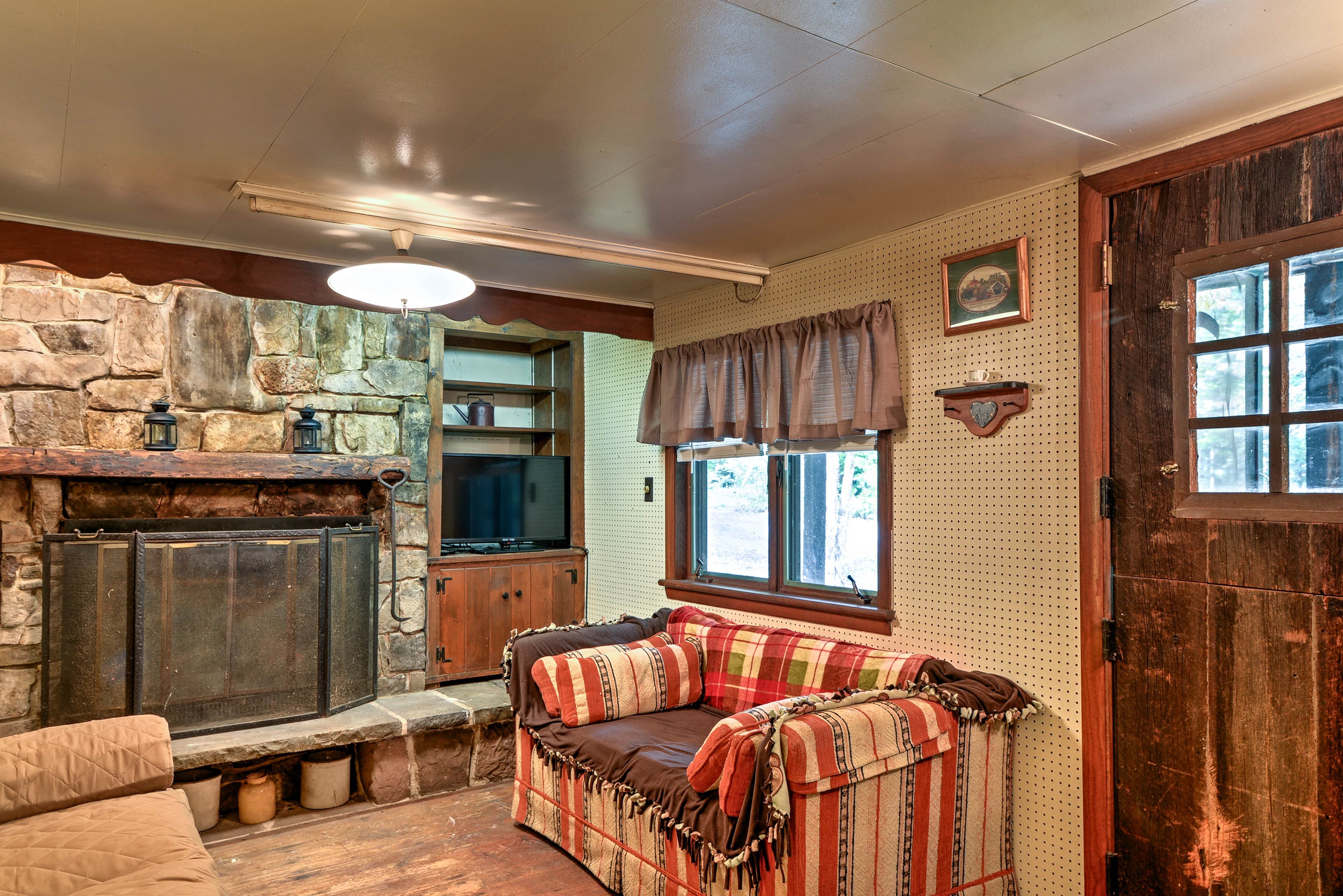 Living Room | TV w/ Roku | Wood-Burning Fireplace