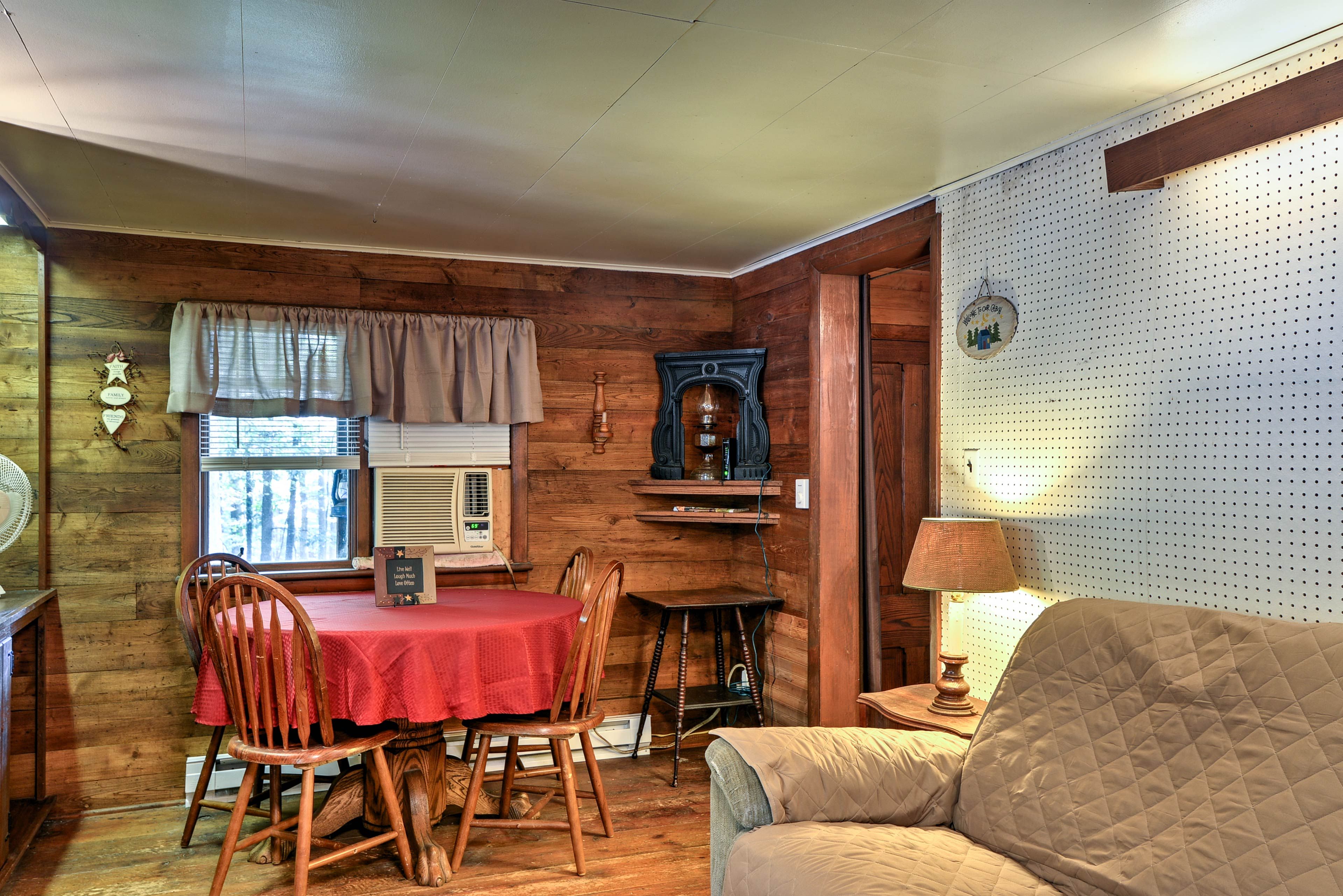 Dining Area | Dishes & Flatware Provided